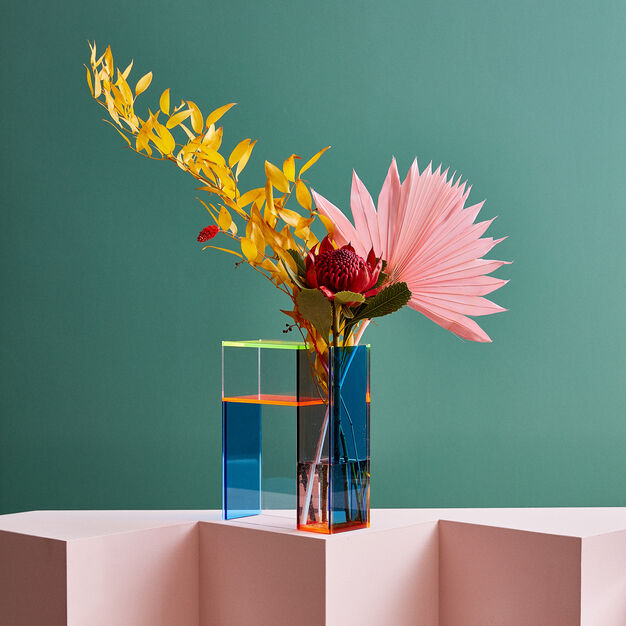 De Mondri-vase is een eerbetoon aan de Nederlandse kunstbeweging de Stijl en is vernoemd naar Piet Mondriaan. Samengesteld uit transparante acrylpanelen in diverse kleuren, die een prachtig kleurenspel en schaduwen creëren. Ontworpen met drie verschillende kamers voor verschillende bloemgroottes. Drie vazen in één!