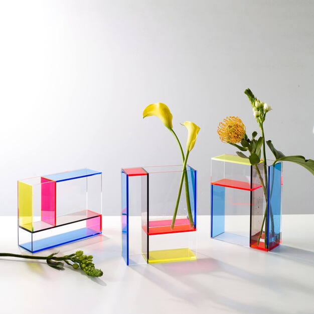 De Mondri-vase is een eerbetoon aan de Nederlandse kunstbeweging de Stijl en is vernoemd naar Piet Mondriaan. Samengesteld uit transparante acrylpanelen in diverse kleuren, die een prachtig kleurenspel en schaduwen creëren. Ontworpen met drie verschillende kamers voor verschillende bloemgroottes. Drie vazen in één!