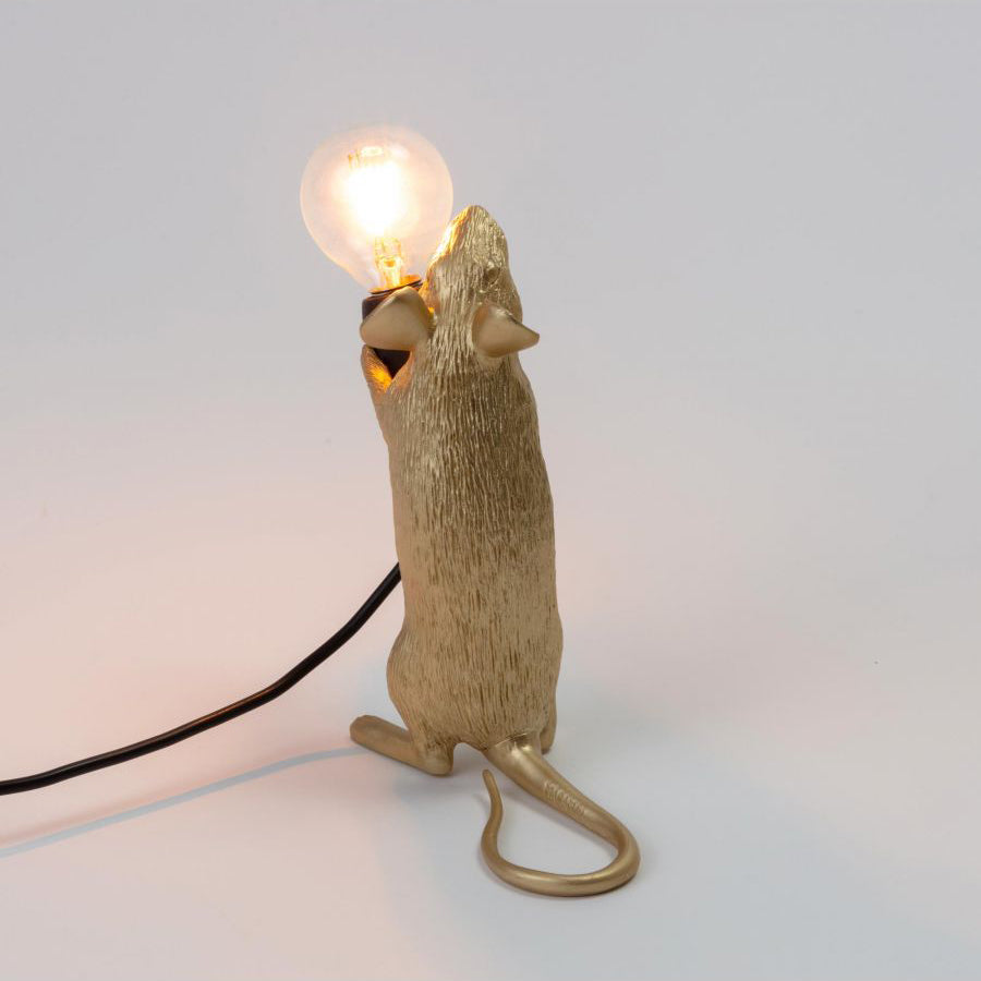 Deze muis wil je graag in huis hebben! Hij is ontworpen door Marcantonio voor het merk Seletti, en verkrijgbaar in 3 varianten: Staand, liggend en zittend. De nieuwe versie van dit iconische lampje is uitgevoerd met een standaard E14 fitting en een USB aansluiting.