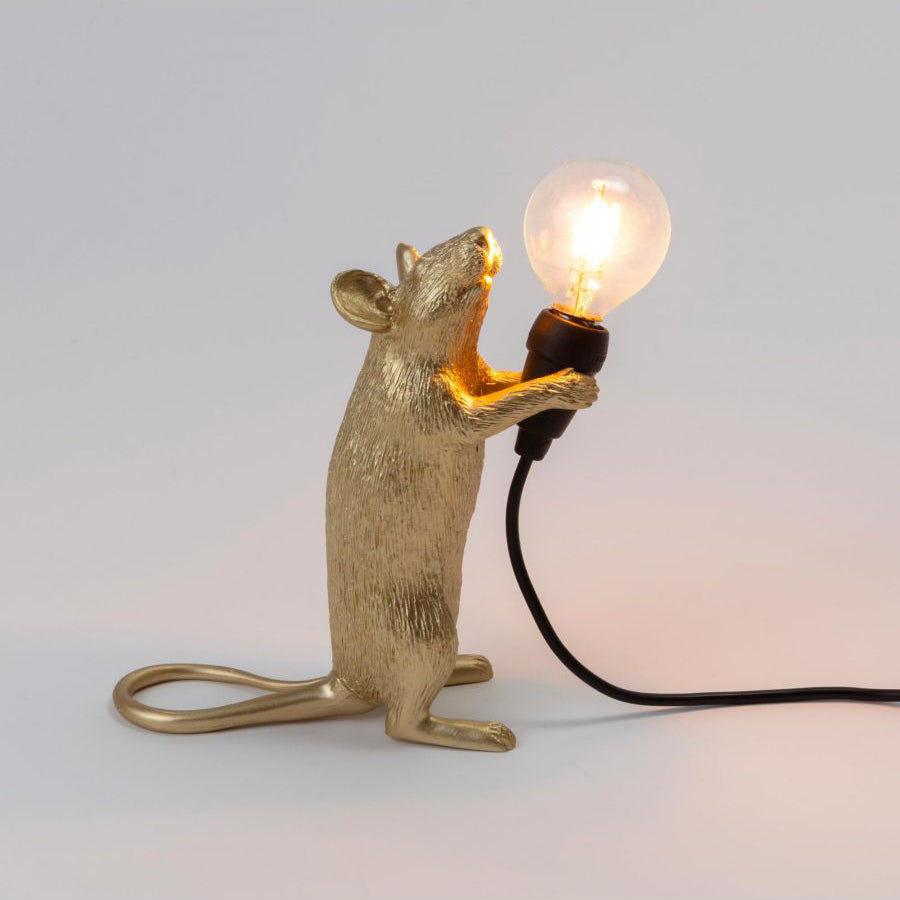 Deze muis wil je graag in huis hebben! Hij is ontworpen door Marcantonio voor het merk Seletti, en verkrijgbaar in 3 varianten: Staand, liggend en zittend. De nieuwe versie van dit iconische lampje is uitgevoerd met een standaard E14 fitting en een USB aansluiting.