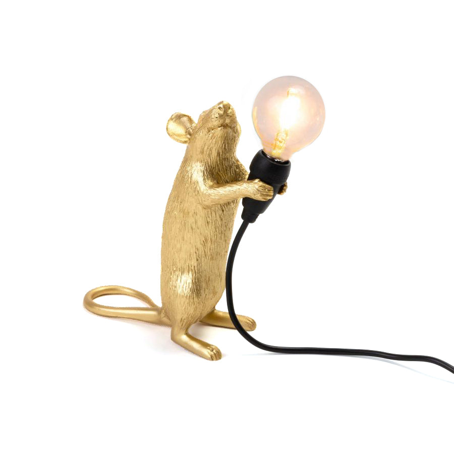 Deze muis wil je graag in huis hebben! Hij is ontworpen door Marcantonio voor het merk Seletti, en verkrijgbaar in 3 varianten: Staand, liggend en zittend. De nieuwe versie van dit iconische lampje is uitgevoerd met een standaard E14 fitting en een USB aansluiting.