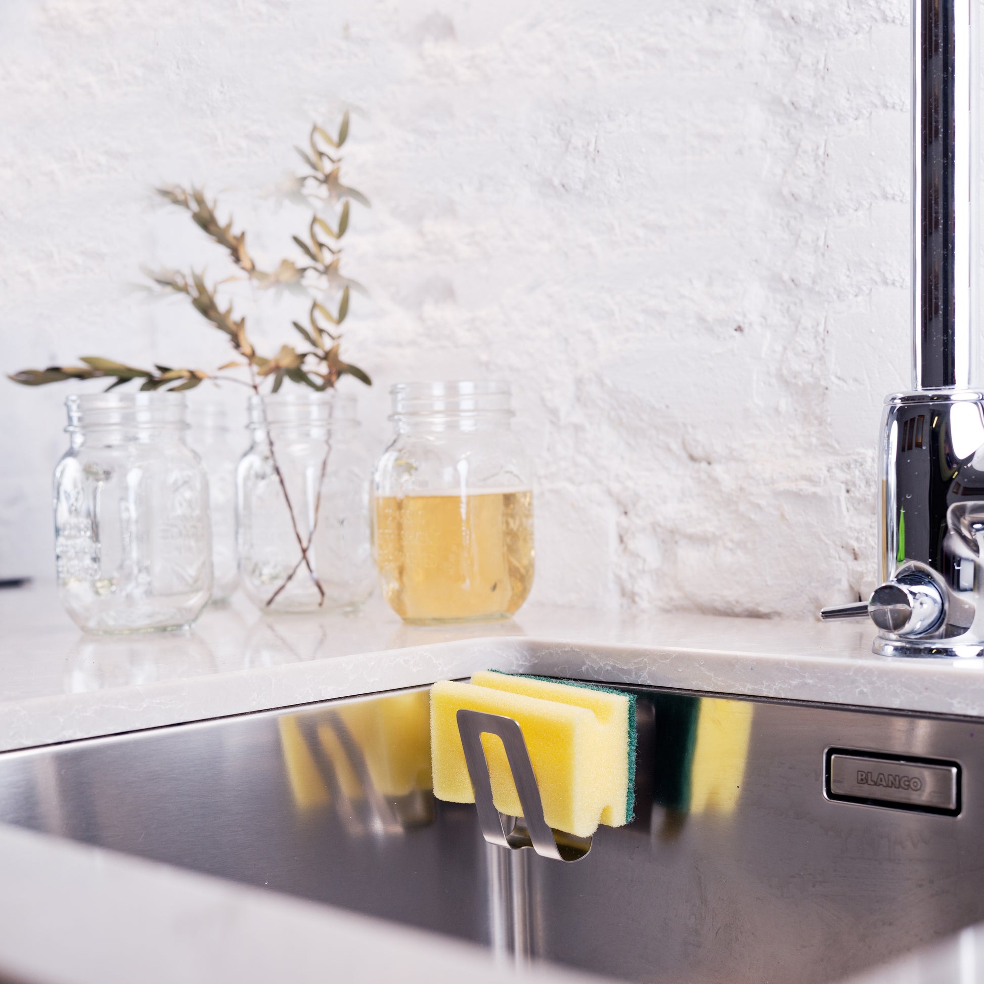 Magnetische Sponshouder RVS│Happy Sinks by Magisso│art. 30.103.000│in spoelbak RVS met sponsje