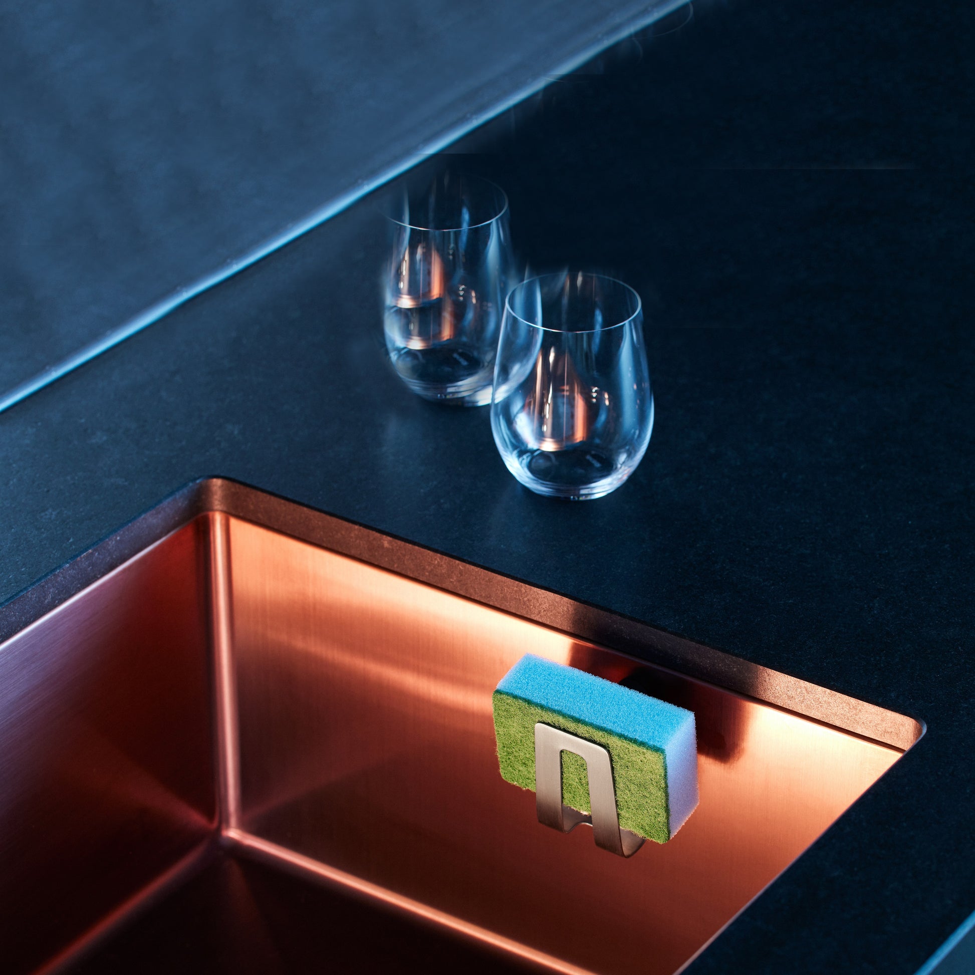 Magnetische Sponshouder RVS│Happy Sinks by Magisso│art. 30.103.000│in koperen spoelbak met spons