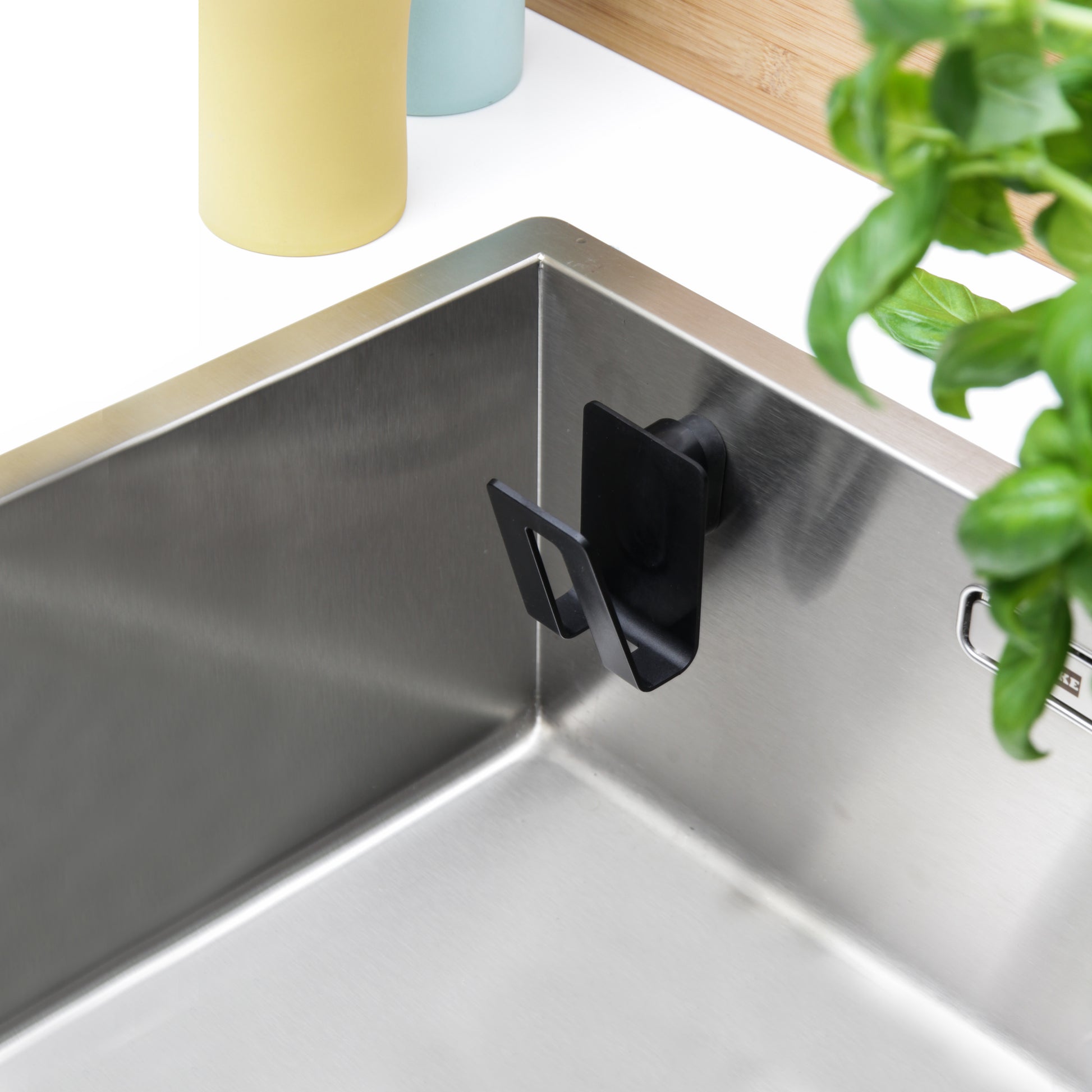 Magnetische Sponshouder Zwart│Happy Sinks by Magisso│art. EB-HS-014│in RVS spoelbak