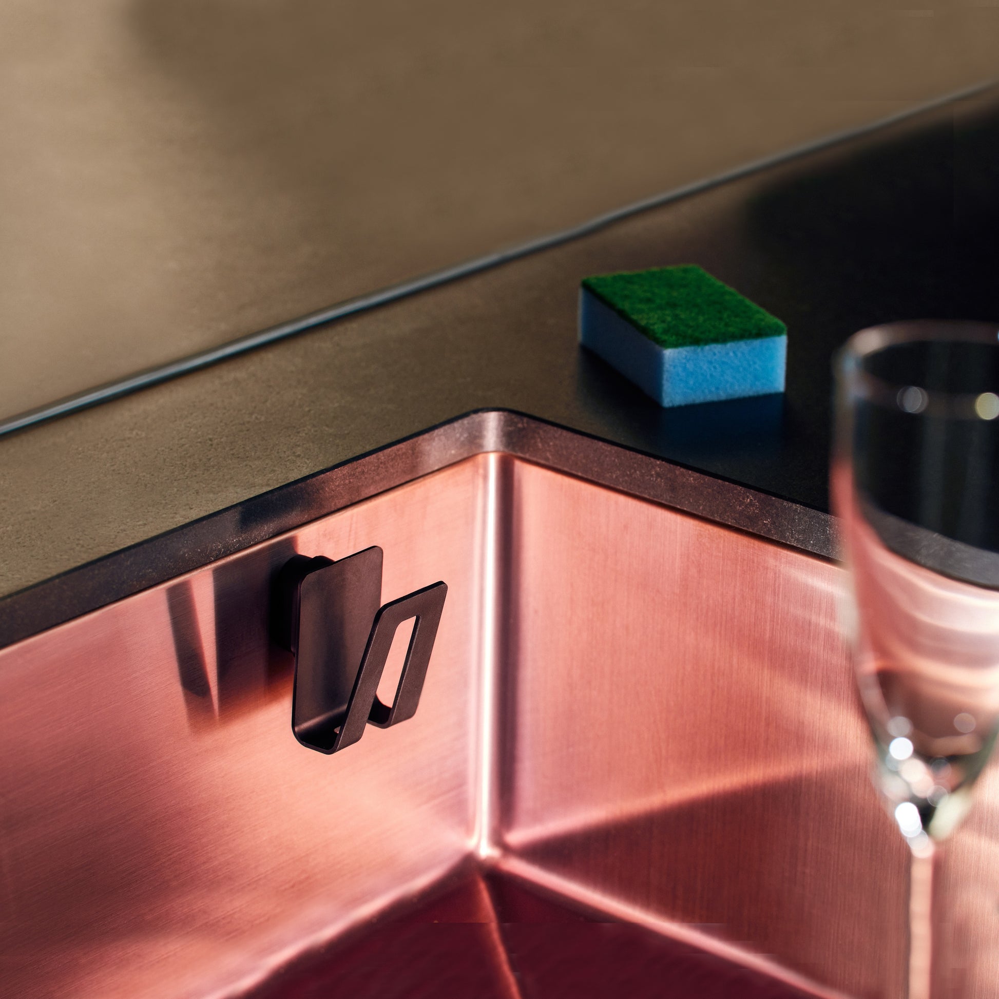 Magnetische Sponshouder Zwart│Happy Sinks by Magisso│art. EB-HS-014│in spoelbak zonder sponsje