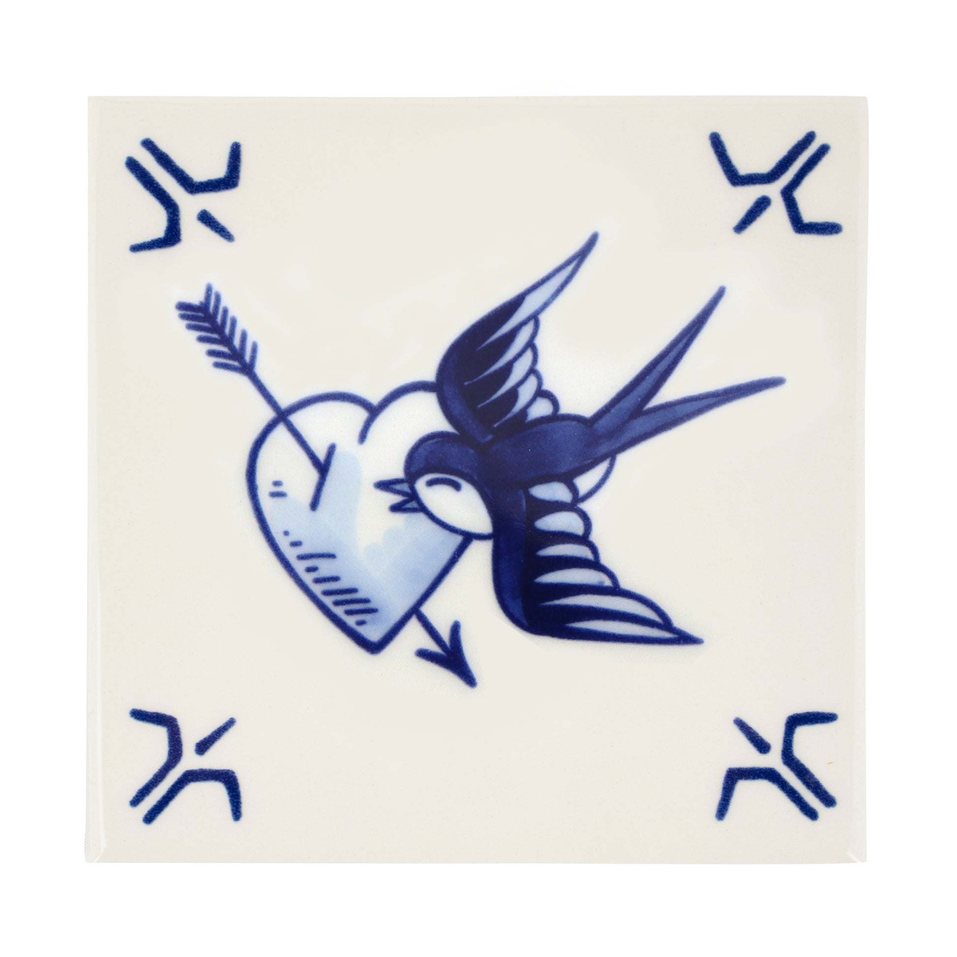 De Schiffmacher Royal Blue Tattoo collectie is een unieke samenwerking tussen tattoo artist Henk Schiffmacher en Royal Delft - Porcelyne Fles. Prachtige objecten zoals vazen, borden en tegels, waarbij de werelden en de tradities van beide ambachten samenkomen. Rijk aan historie, cultuur, traditie en symboliek.