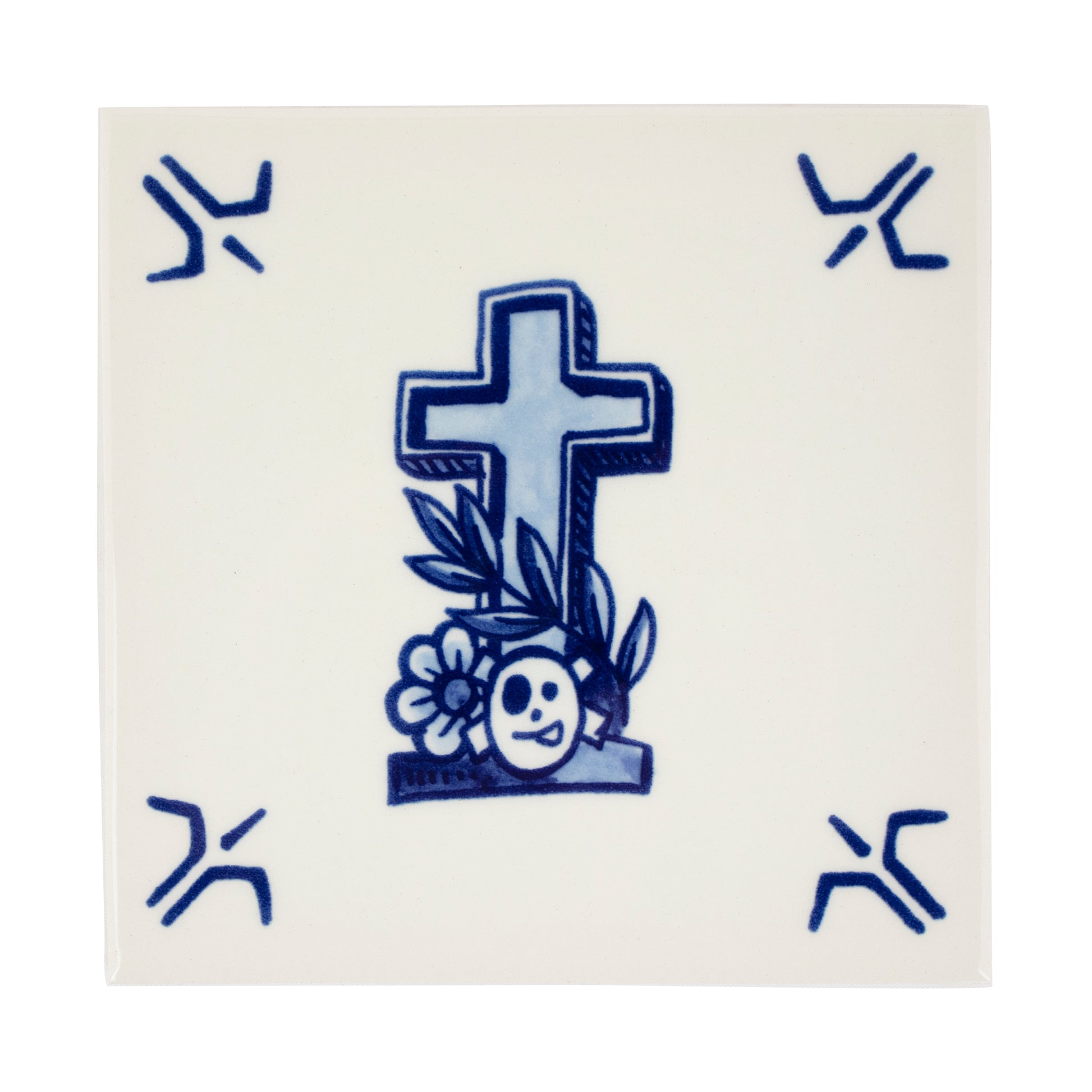 Schiffmacher Royal Blue Tattoo • Tegel • Schiffmacher Royal Blue Tattoo is een unieke samenwerking tussen tattoo artist Henk Schiffmacher en Royal Delft - Porcelyne Fles. De oude ambachten en tradities van beiden komen samen in prachtige objecten als vazen, borden en tegels. Rijk aan cultuur en historie.