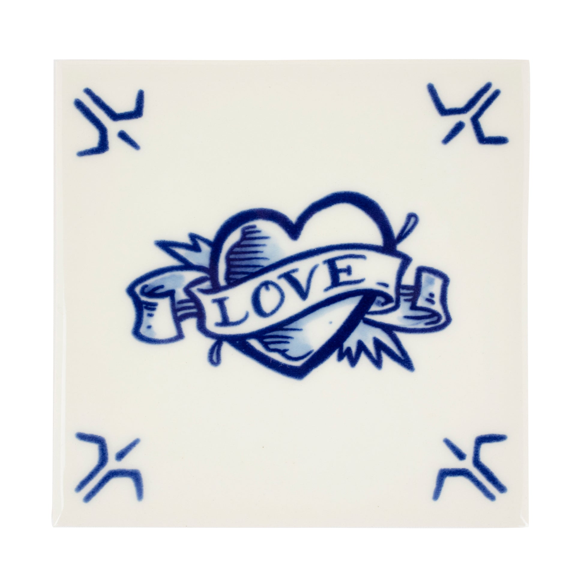 De Schiffmacher Royal Blue Tattoo collectie is een unieke samenwerking tussen tattoo artist Henk Schiffmacher en Royal Delft - Porcelyne Fles. Prachtige objecten zoals vazen, borden en tegels, waarbij de werelden en de tradities van beide ambachten samenkomen. Rijk aan historie, cultuur, traditie en symboliek.