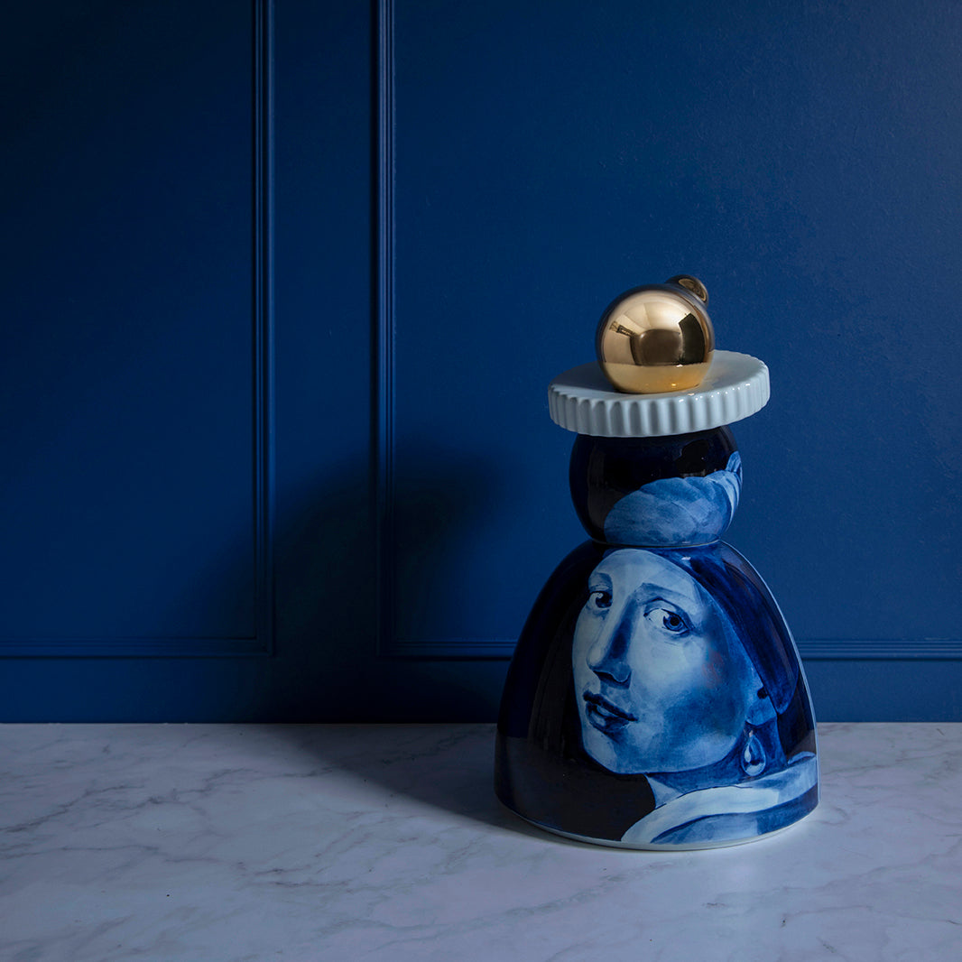 Proud Mary Handpainted Meisje met de Parel│Vermeer│Royal Delft│art. 65712000│blauwe achtergrond