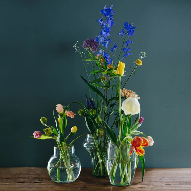 Flower Constellations Messing Medium│House of Thol│verschillende vazen op houten tafel met bloemen