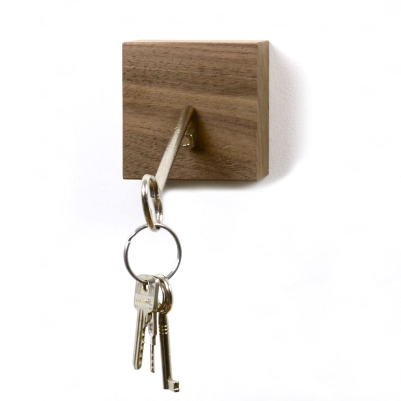 Traktor is een magnetisch wandblok voor het opbergen van je sleutelbos, of het ophangen van je keukenmessen etc. Deze handgemaakte kubus van het Belgische merk kabinet van Look is verkrijgbaar in 5 verschillende houtsoorten en kan tot 5 kg aan gewicht dragen.