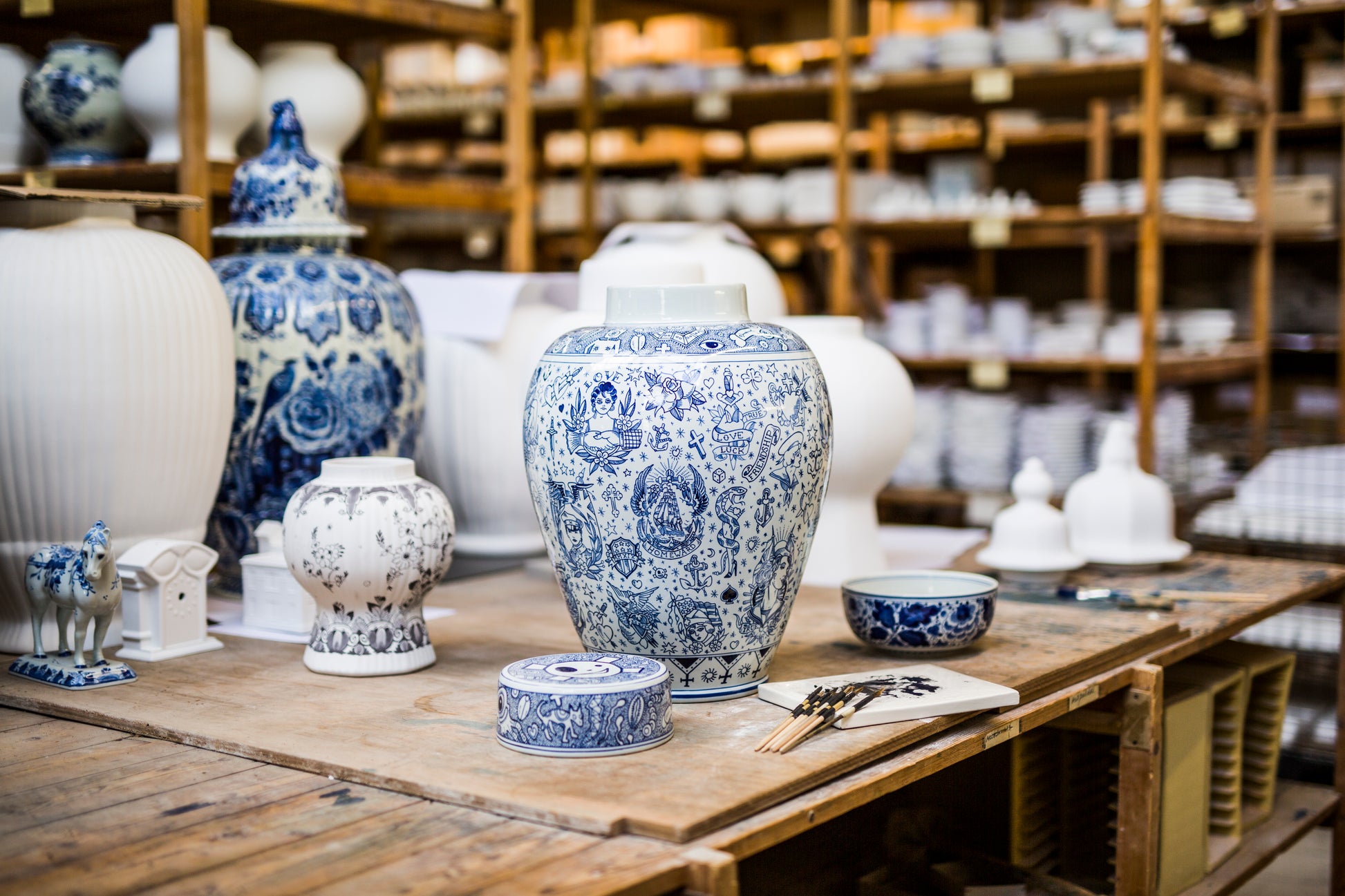 Vaas True Love│Schiffmacher Royal Blue Tattoo│Royal Delft│art. 65800600│vaas in werkplaats met diverse producten