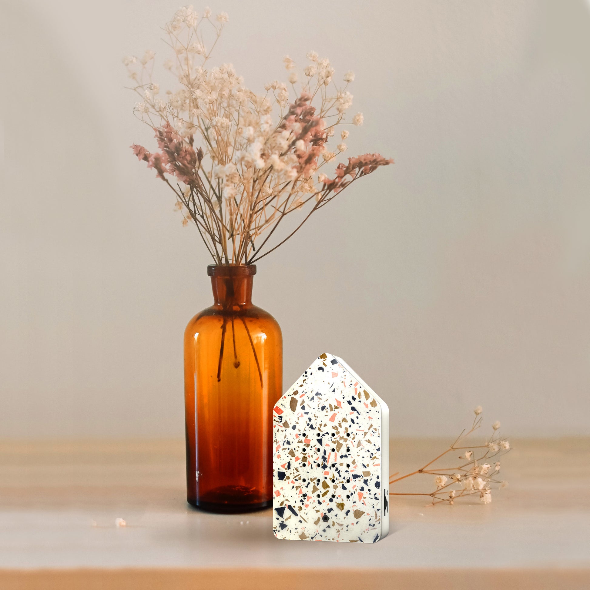 Birdybox Toffee Terrazzo│Relaxound│Vogelgeluiden│art. 11BBX0801002│naast vaas met droogbloemen