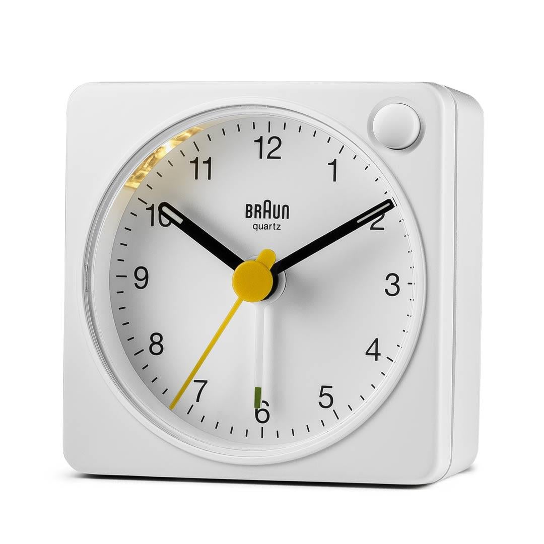 Braun Wekker Analoog BC02W│Wit│Reiswekker│voorkant schuin links met verlichting aan