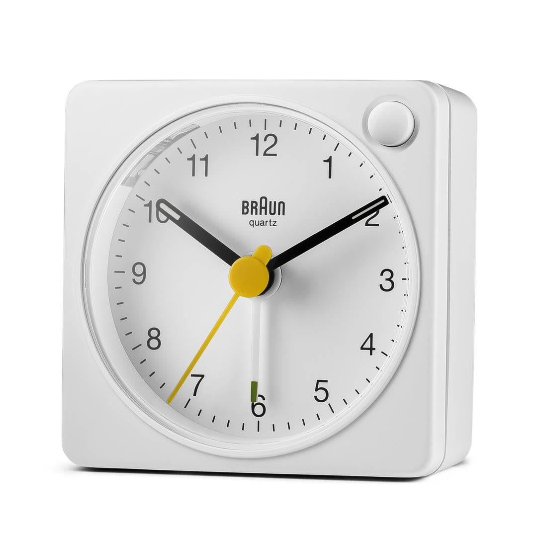 Braun Wekker Analoog BC02W│Wit│Reiswekker│voorkant schuin links zonder verlichting
