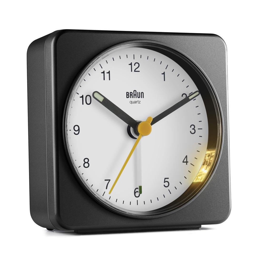 Braun Wekker Analoog BC03│Zwart&Wit│voorkant schuin met verlichting aan