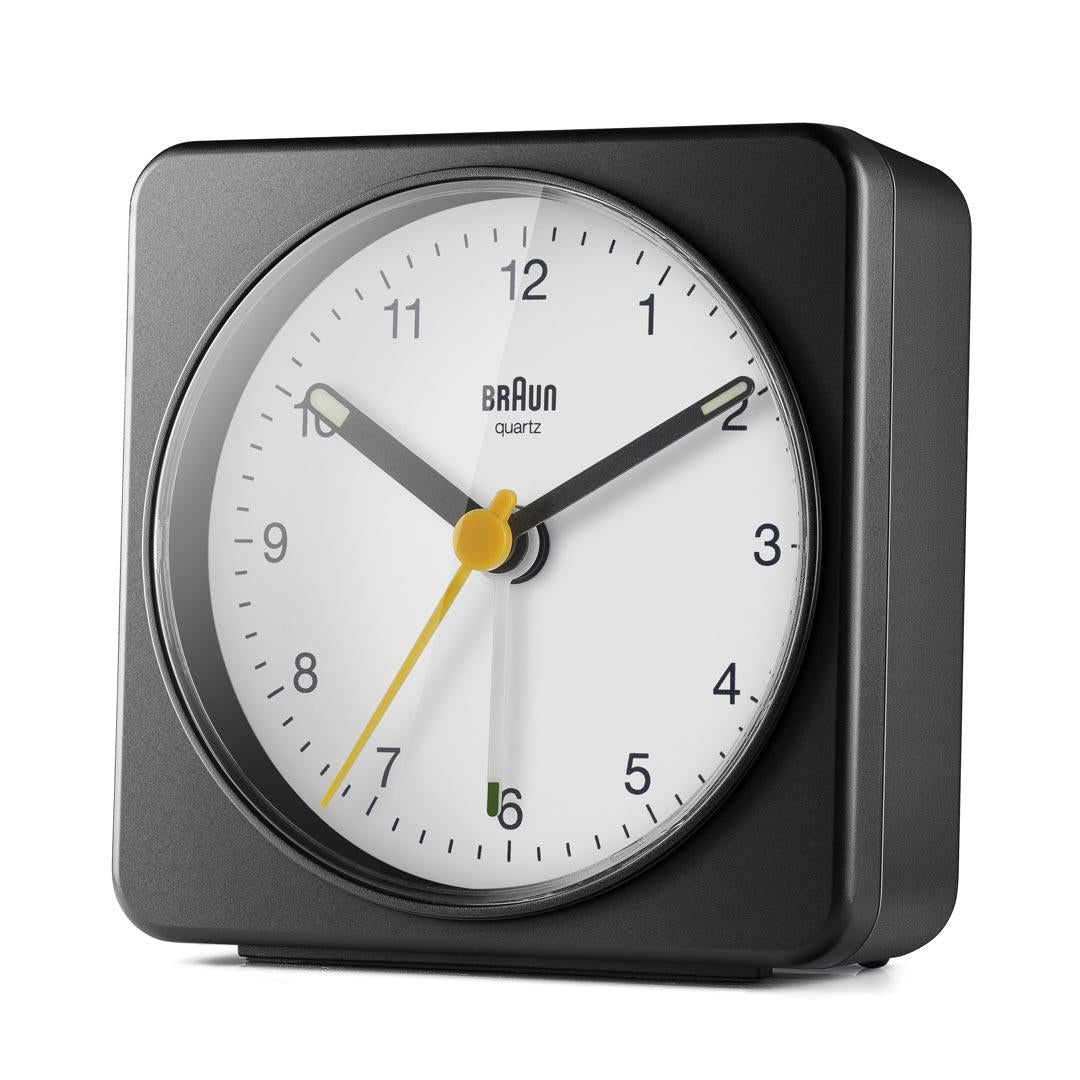 Braun Wekker Analoog BC03│Zwart&Wit│voorkant chuin links zonder verlichting