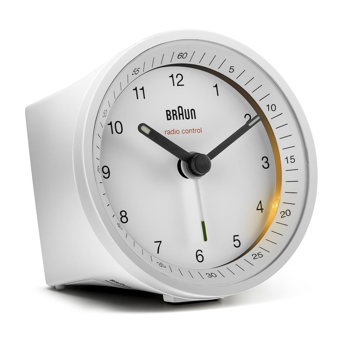 Braun Wekker Analoog BC07W-DCF│Wit│Radiogestuurd│voorkant schuin met verlichting aan
