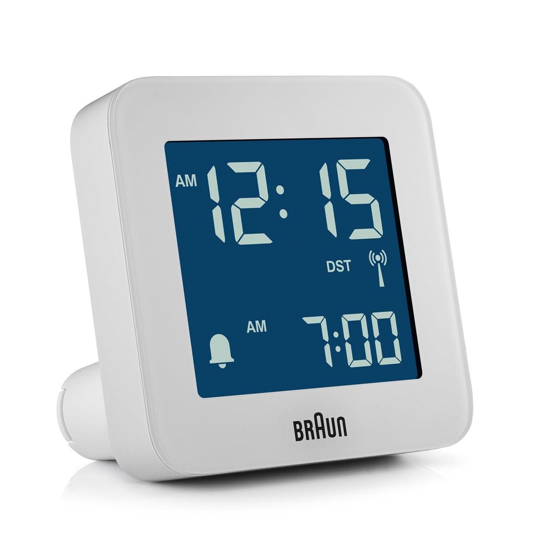 Braun Wekker Digitaal BC09W-DCF│Wit│Radiogestuurd│voorkant schuin met verlichting aan