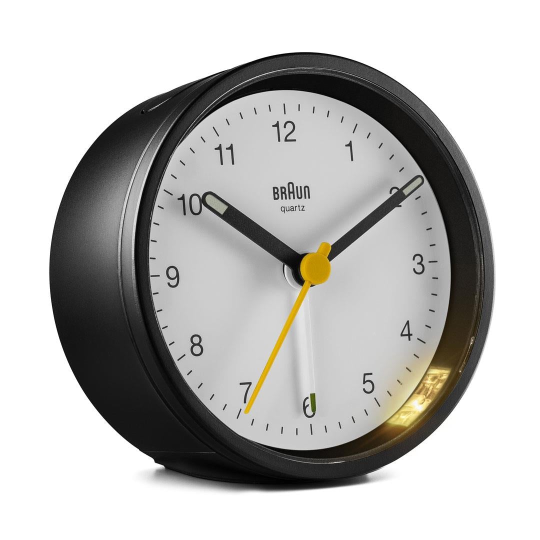 Braun Wekker Analoog BC12BW│Zwart&Wit│voorkant schuin met verlichting aan