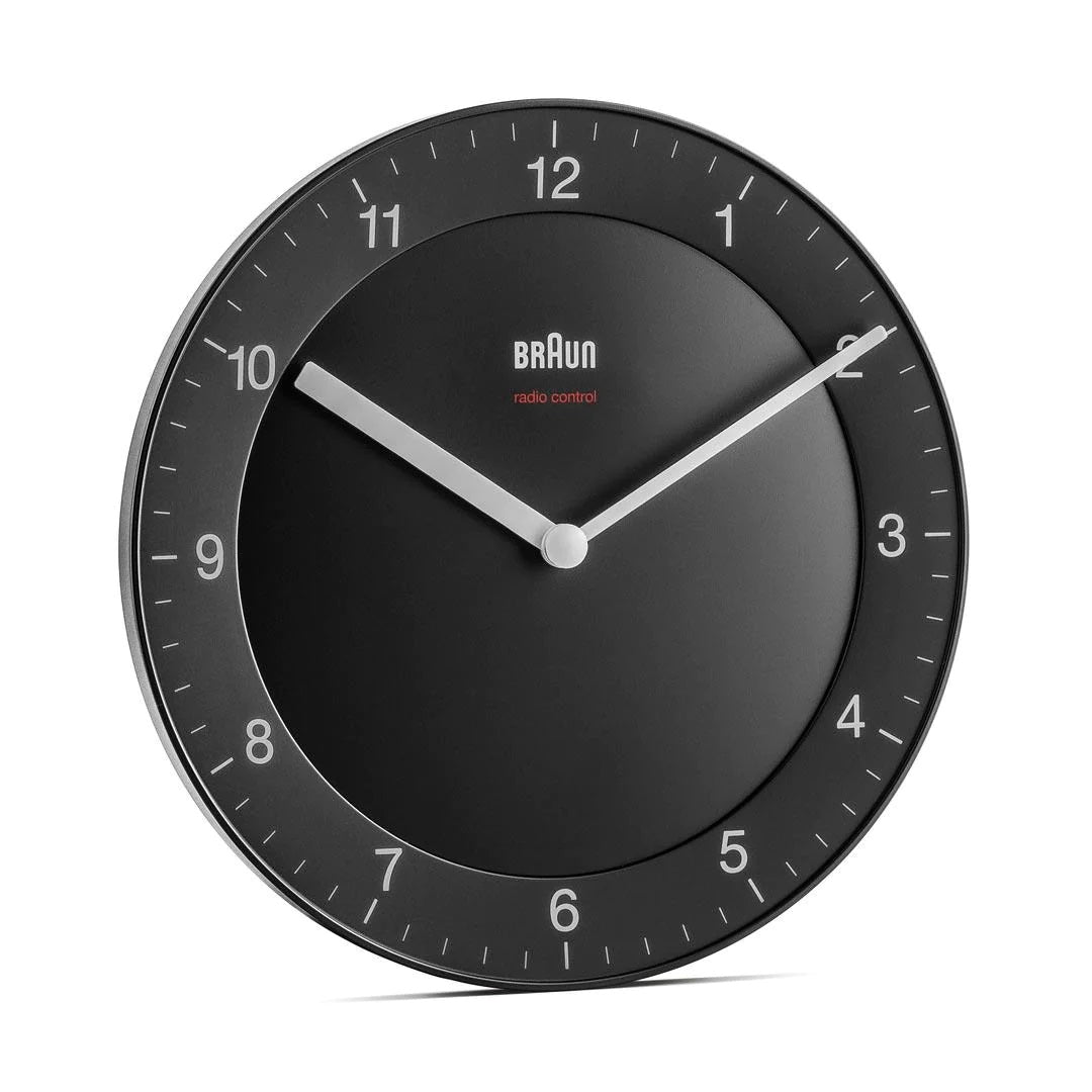 Braun Wandklok Analoog BC06B-DCF│Zwart│Radiogestuurd│voorkant schuin rechts