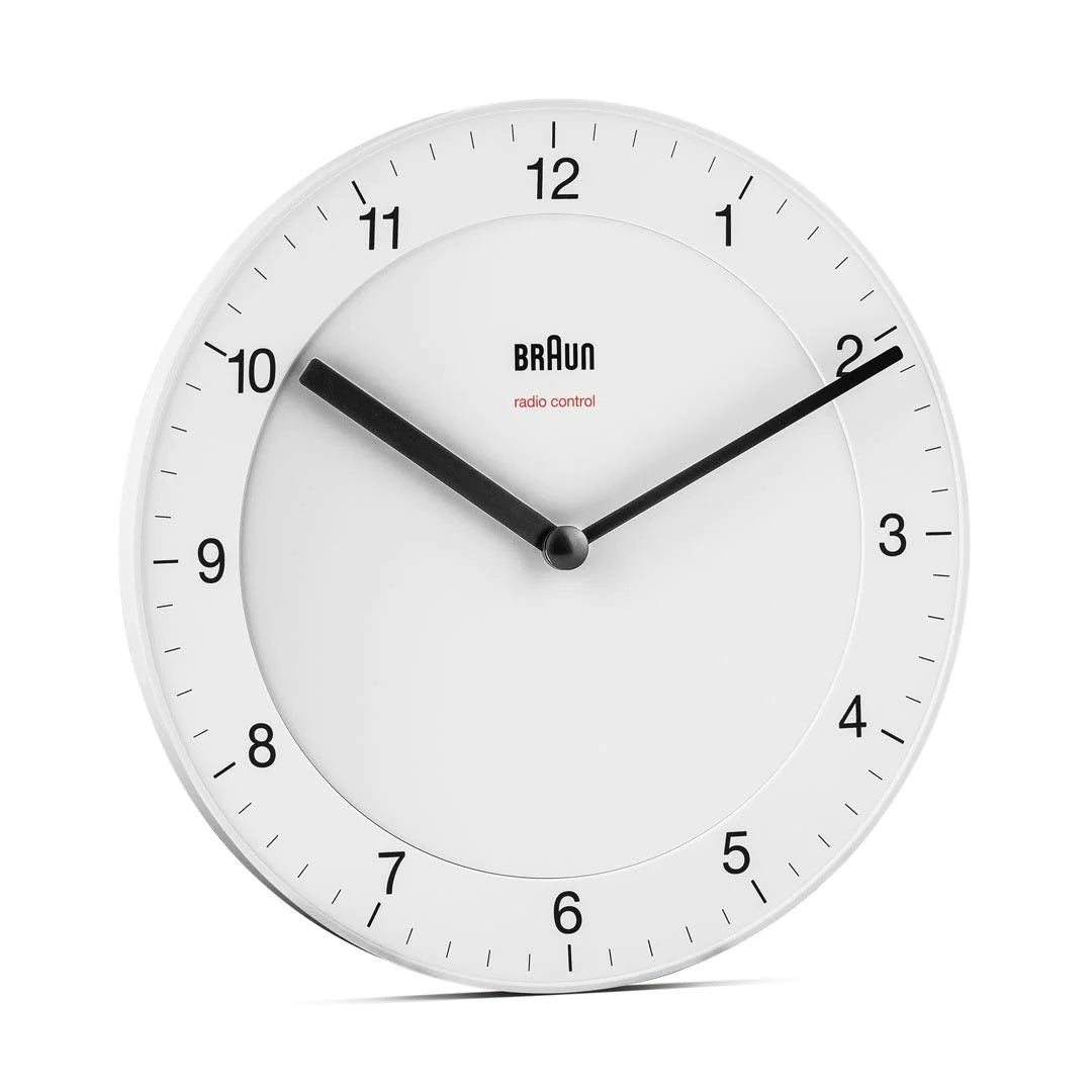 Braun Wandklok Analoog BC06W│Wit│Radiogestuurd│voorkant schuin rechts