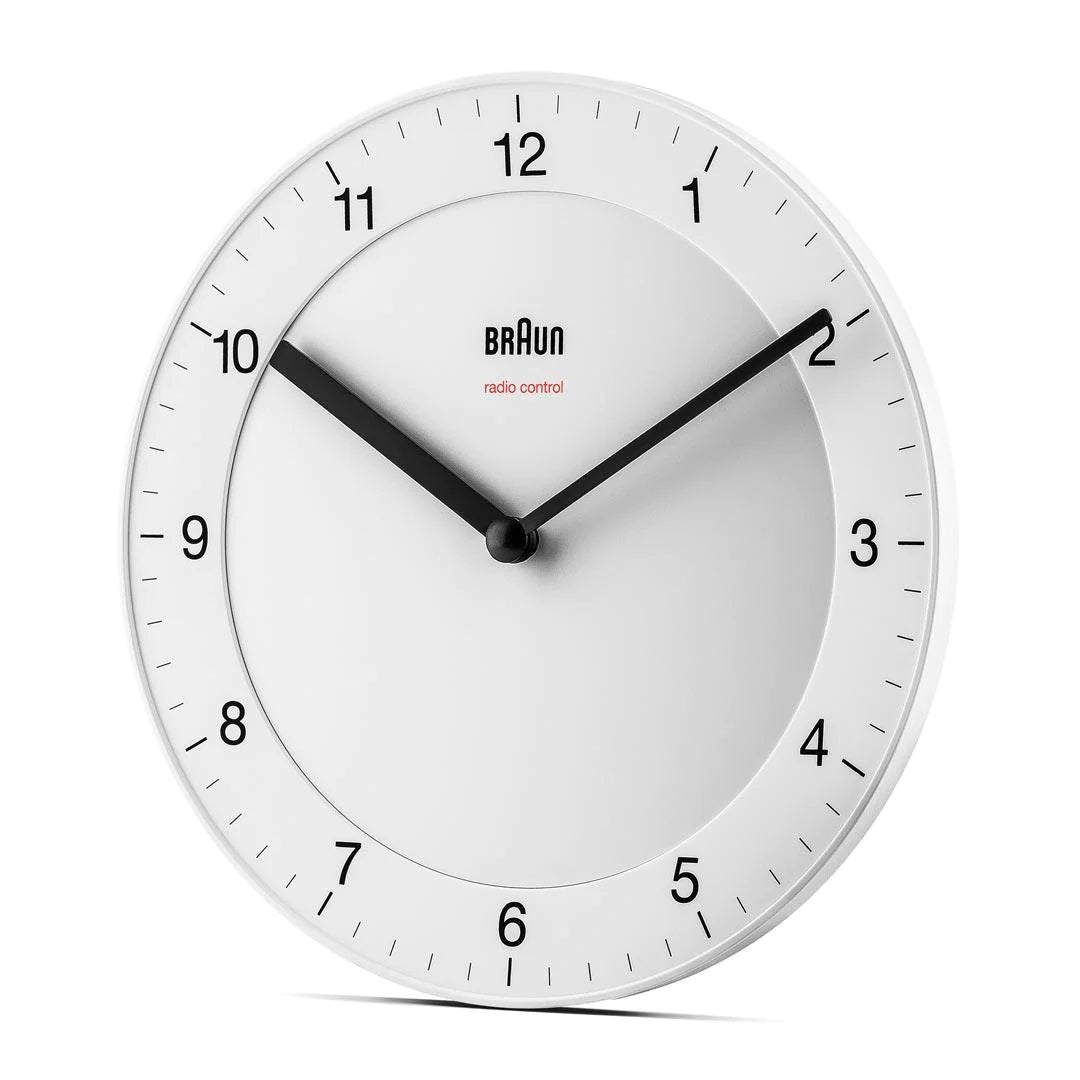Braun Wandklok Analoog BC06W│Wit│Radiogestuurd│voorkant schuin links