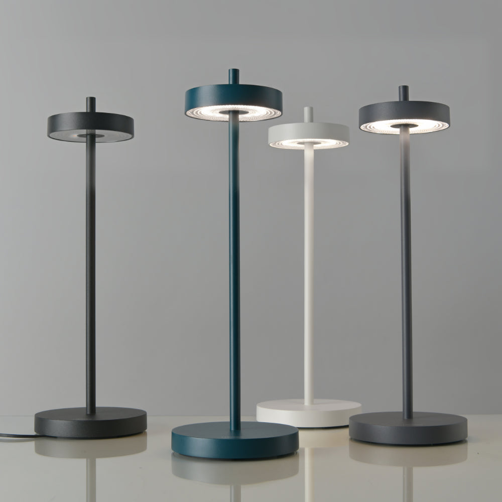 Essence • Tafellamp Oplaadbaar • Newdes • Designmarket.today • Minimalistich en innovatief! Essence is een draadloze oplaadbare tafellamp van het Duitse merk Newdes. Geschikt voor binnen en buiten. Een tijdloos design, voorzien van de modernste techniek. Traploos dimbaar, instelbare kleurtemperatuur, spatwaterdicht.