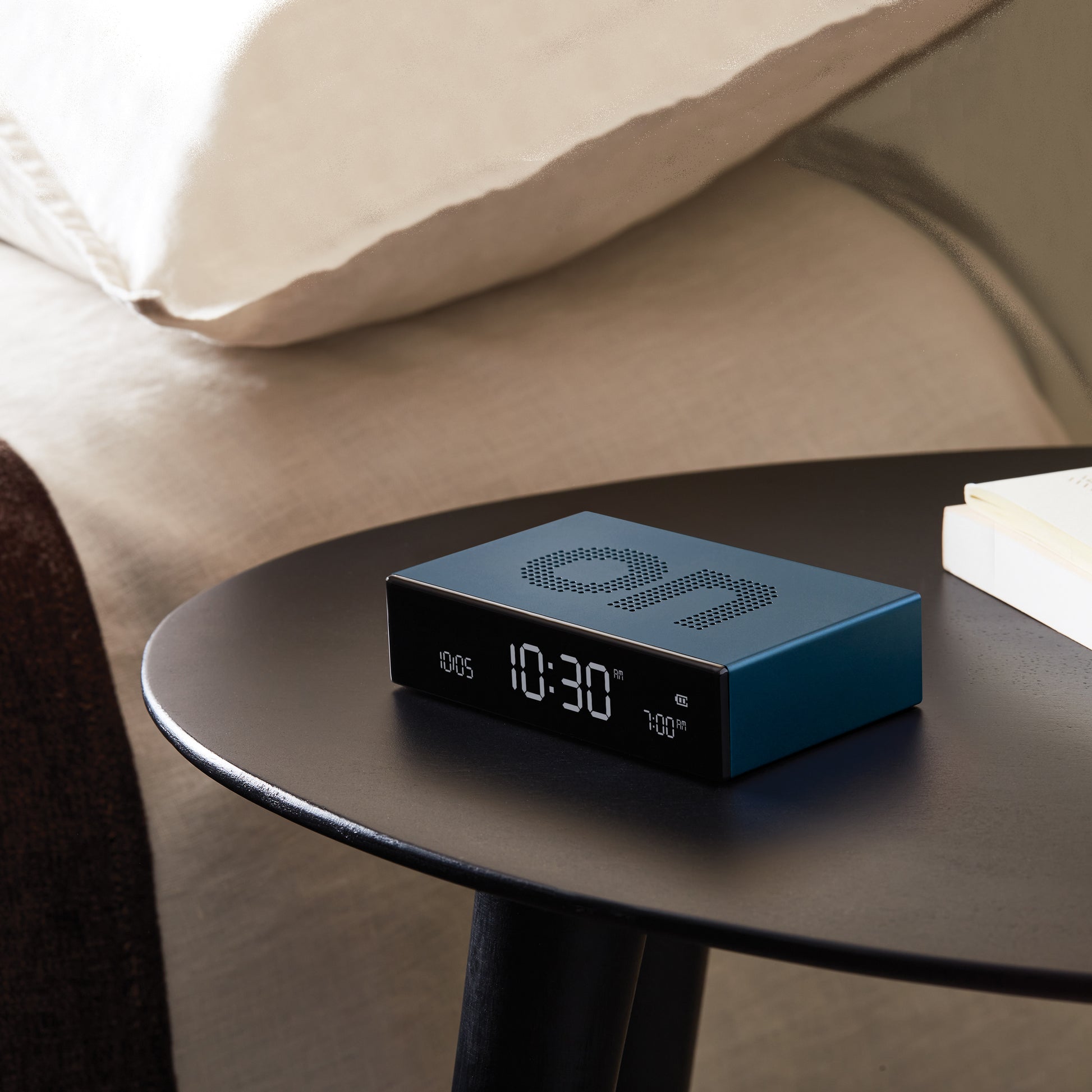 Lexon Flip Premium Wekker Blauw│Art. LR152B│op bijzettafel naast bed