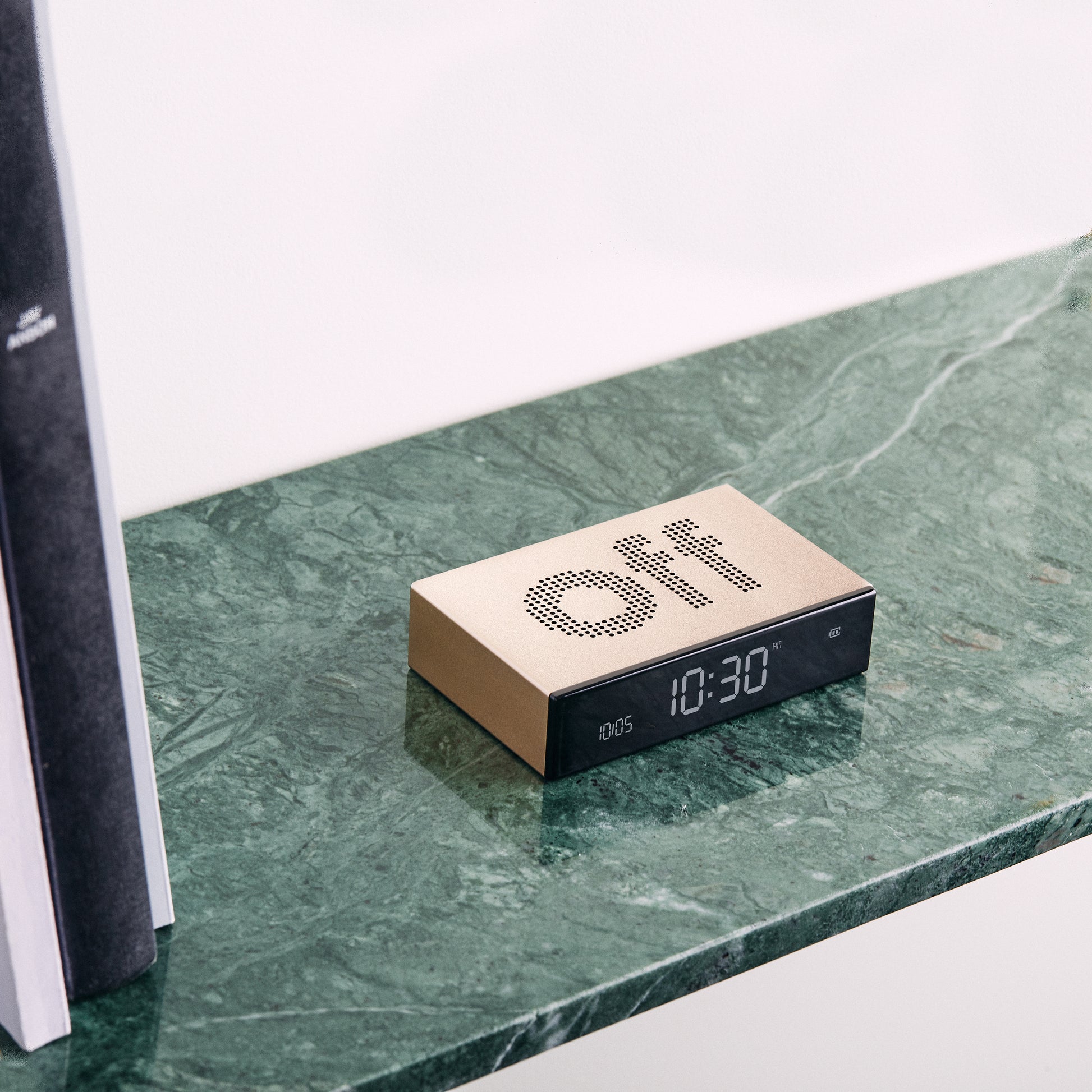 Lexon Flip Premium Wekker Goud│Art. LR152D│op marmeren plank naast boeken
