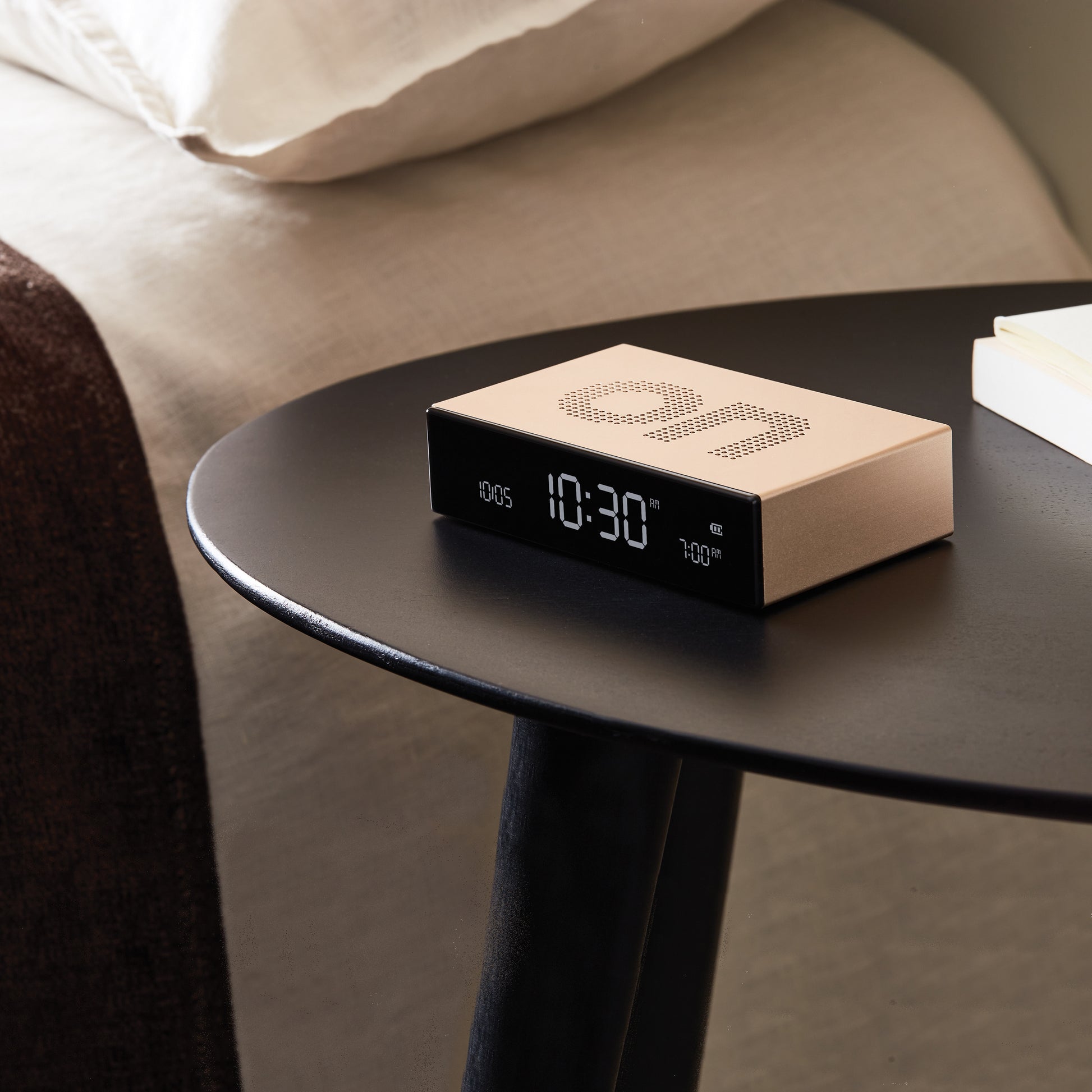 Lexon Flip Premium Wekker Goud│Art. LR152D│op bijzettafel naast bed