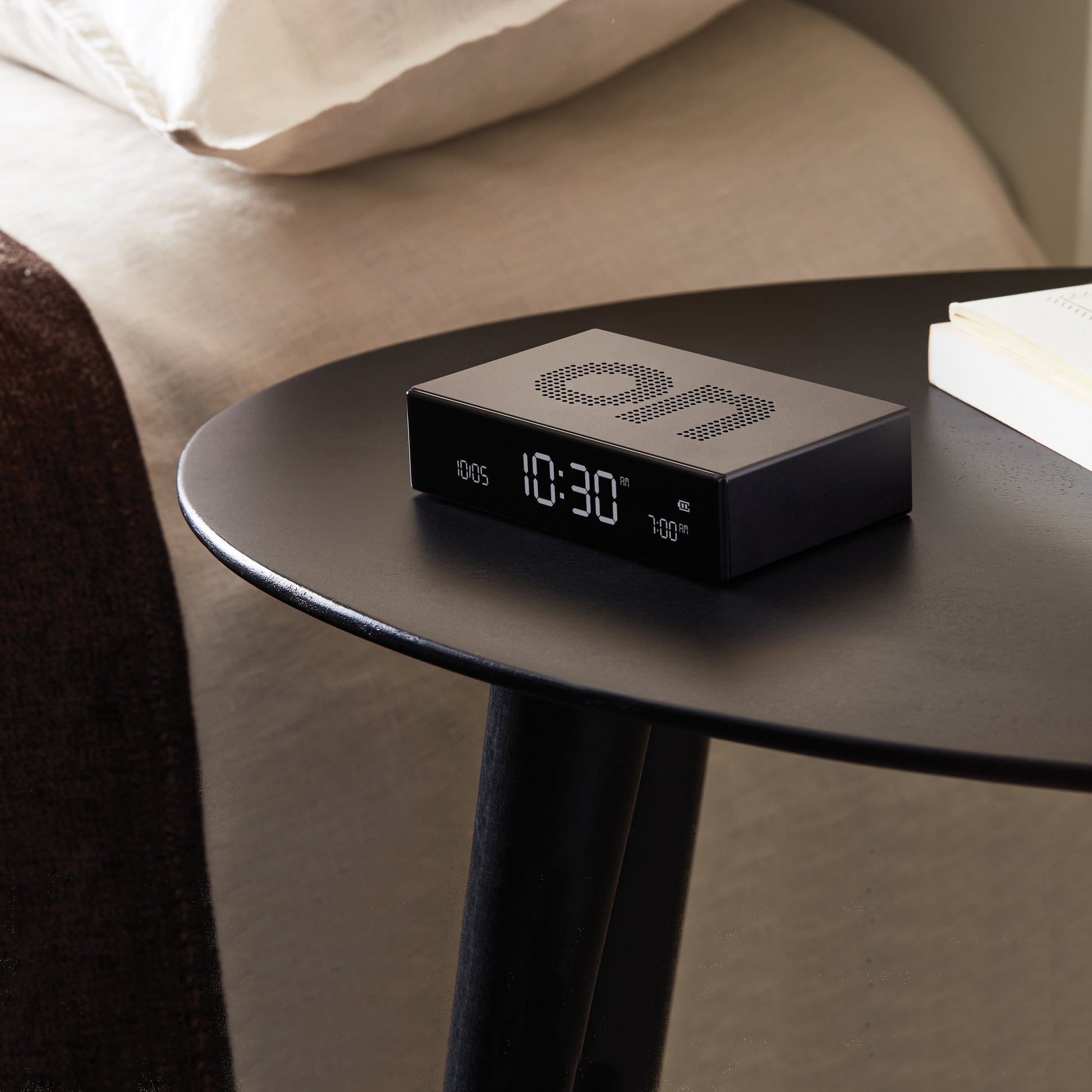 Lexon Flip Premium Wekker Zwart│Art. LR152N│op bijzettafel naast bed
