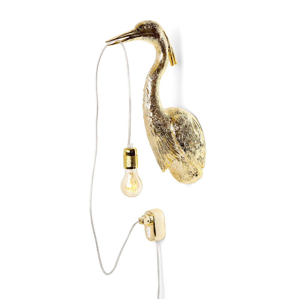 Wandlamp • Flying Dutchman • Goud • Wandlamp Flying Dutchman van designer Jasmin Djerzic is een echte eye-catcher! Alhoewel deze reiger een snoer in plaats van een vis tussen zijn snavels klemt, is zijn typische houding voor iedereen herkenbaar. En zal zorgen voor een glimlach op ieders gezicht.