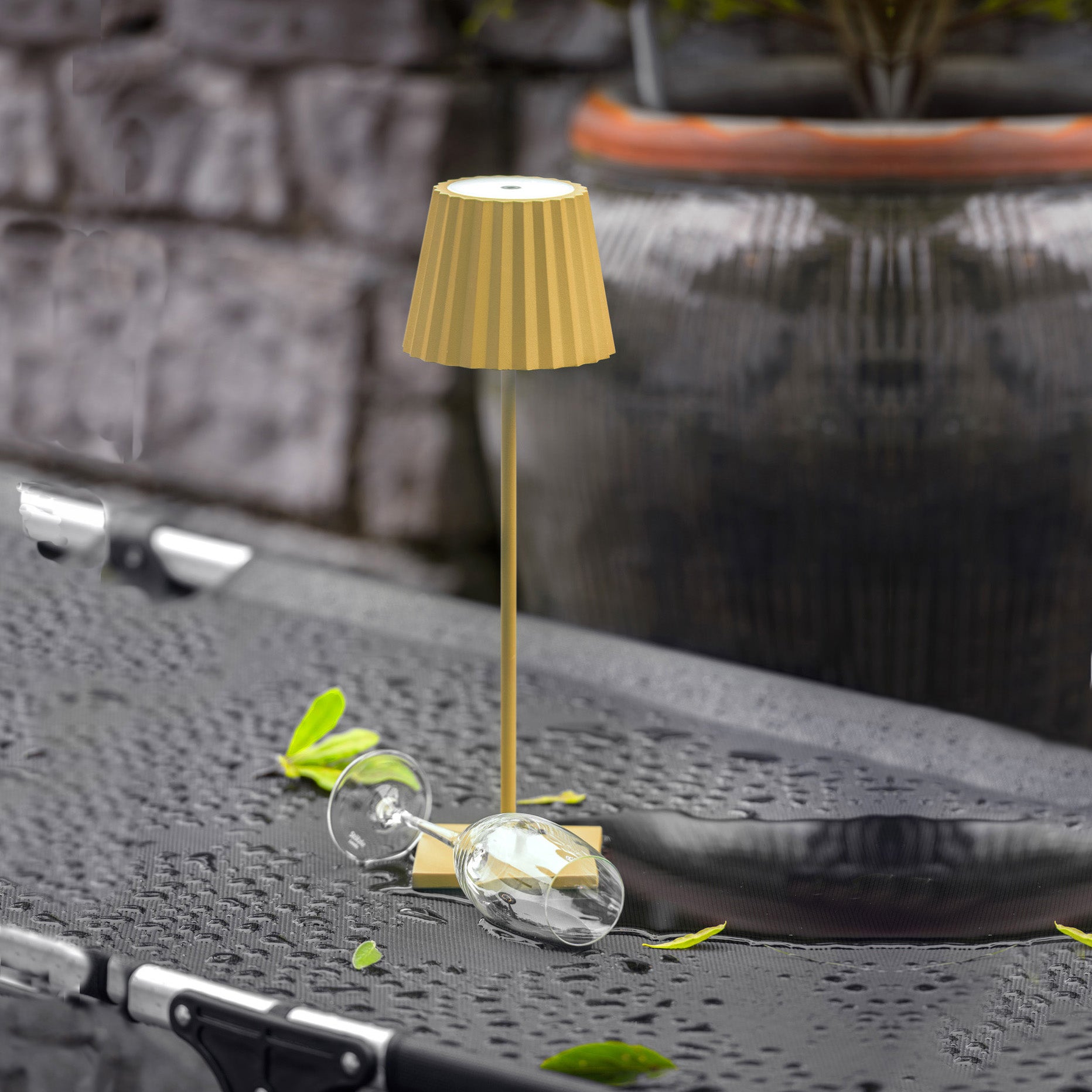 Sompex Troll 2.0 Geel│Oplaadbare tafellamp│Buitenverlichting│art. 78172│op buitentafel met regendruppels