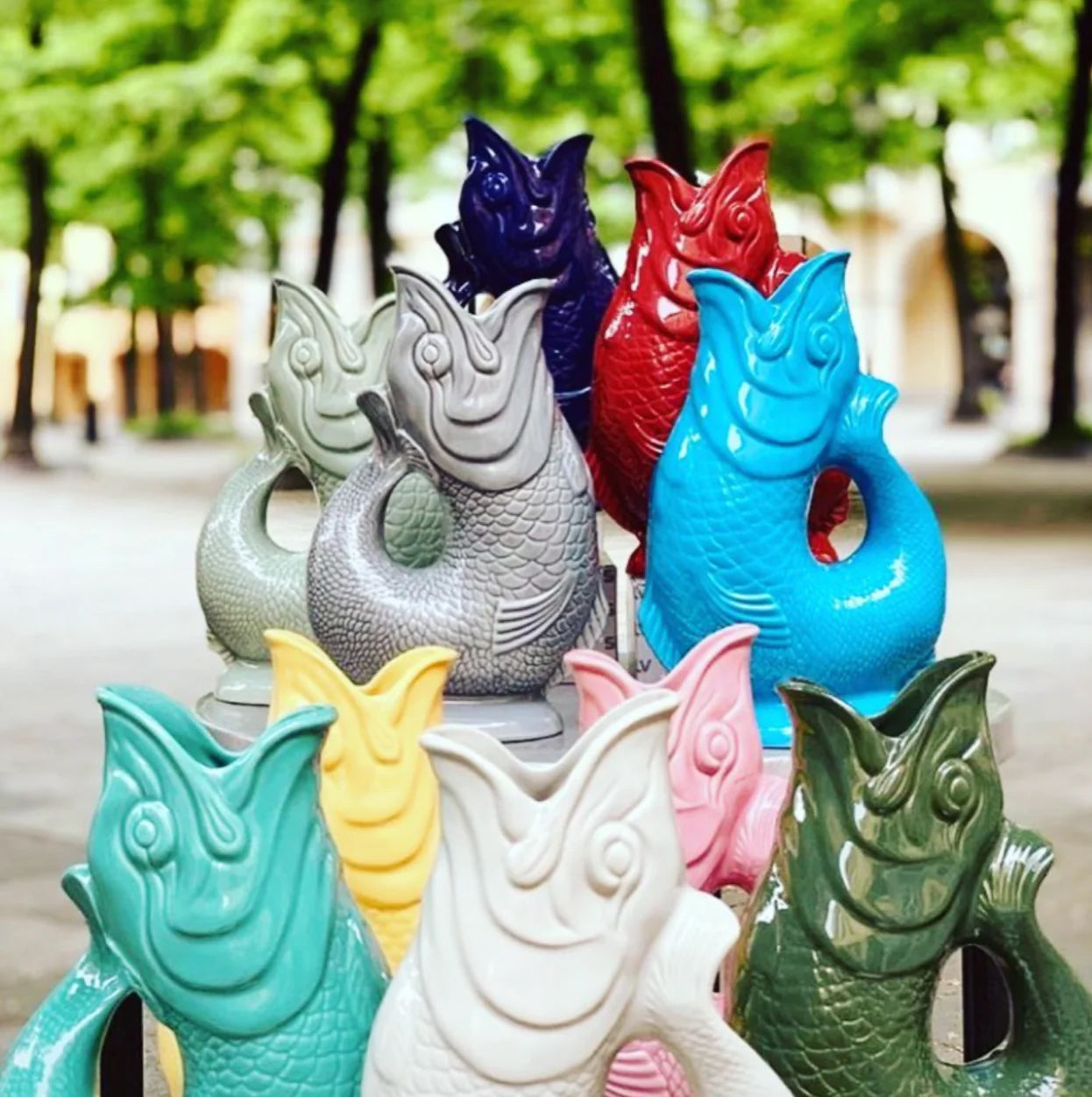 Gluckigluck Waterkaraf Groen│Guggle Jug│art. G31155/GN/W│groep diverse kleuren met park op achtergrond