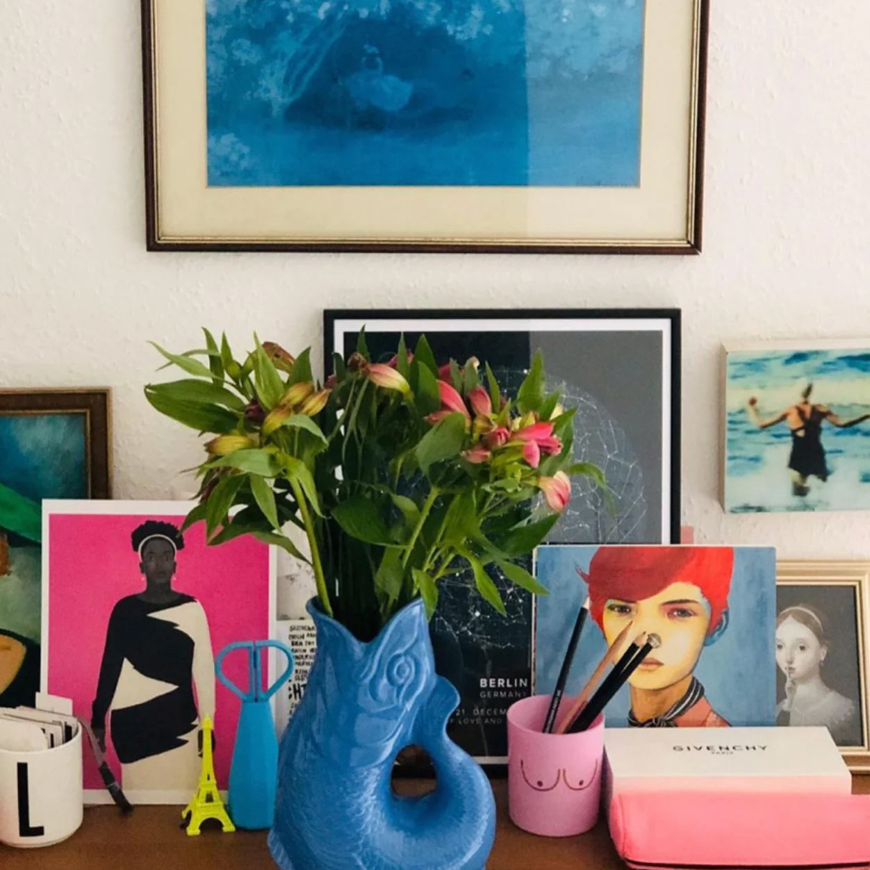 Gluckigluck Waterkaraf│Zeeblauw│Guggle Jug│art. G31155/SB/W│op bureau als vaas met bloemen