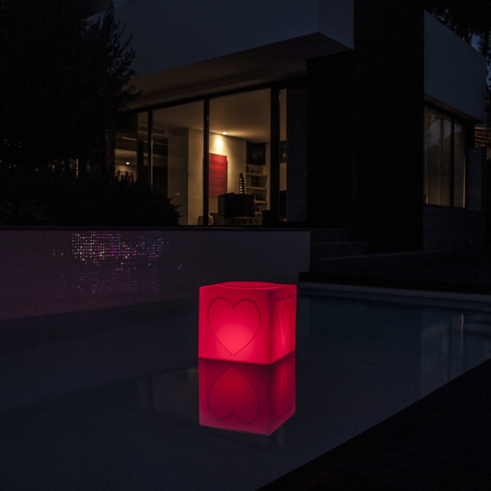 De Love lamp is een oplaadbare buitenlamp van het merk Goodnight Light. Deze buitenverlichting brengt een regenboog aan liefde in je tuin, of binnen in je huis. Stapel meerdere Lampen en creër het woord LOVE, of gebruik hem als zitkruk of bijzettafel. Het licht is dimbaar en in te stellen in 7 verschillende kleuren.
