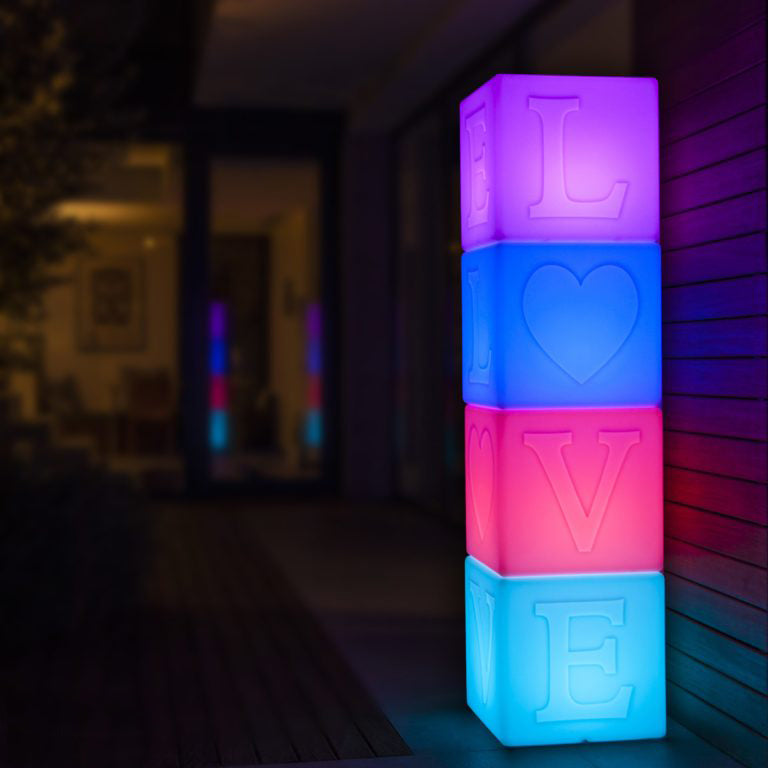 De Love lamp is een oplaadbare buitenlamp van het merk Goodnight Light. Deze buitenverlichting brengt een regenboog aan liefde in je tuin, of binnen in je huis. Stapel meerdere Lampen en creër het woord LOVE, of gebruik hem als zitkruk of bijzettafel. Het licht is dimbaar en in te stellen in 7 verschillende kleuren.