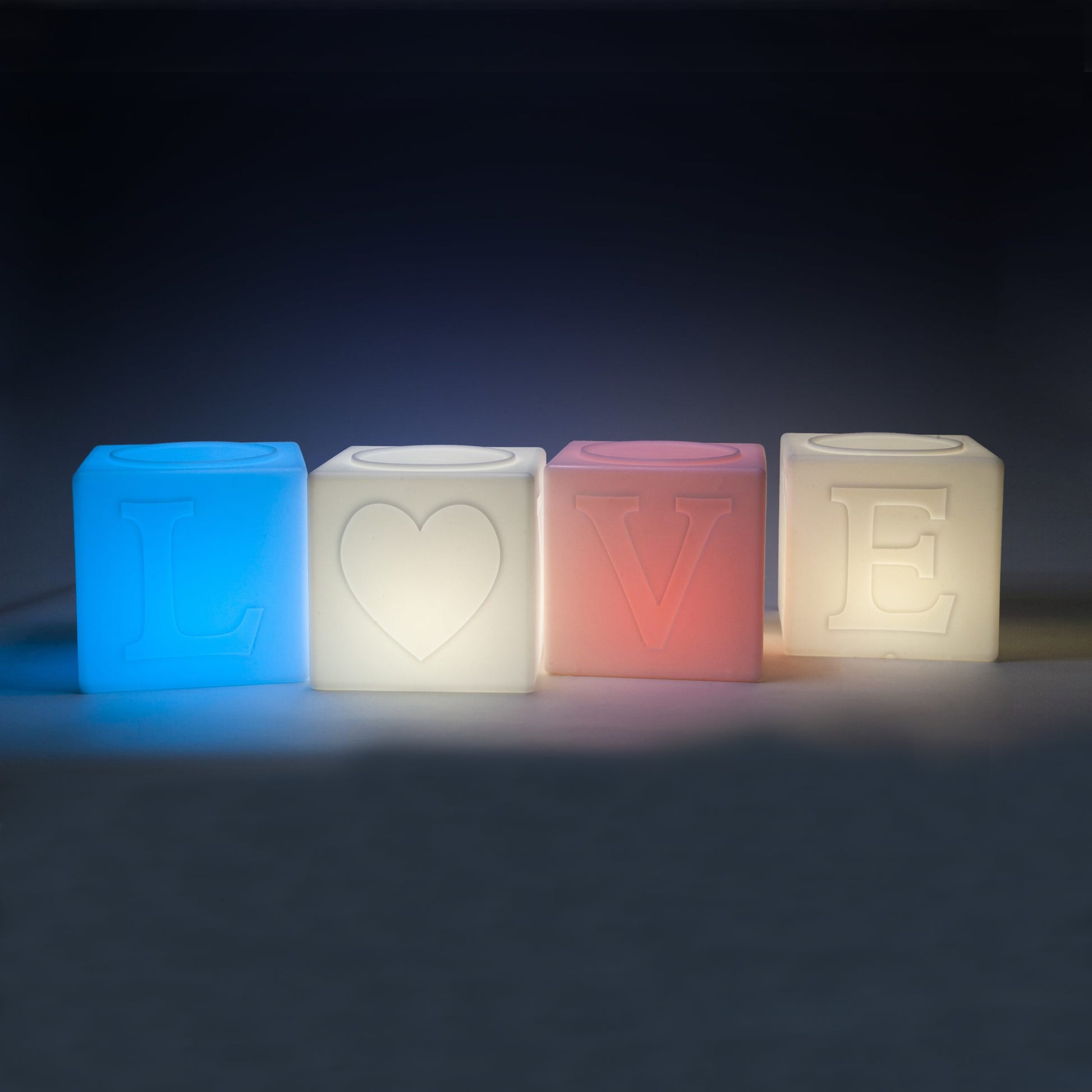 De Love lamp is een oplaadbare buitenlamp van het merk Goodnight Light. Deze buitenverlichting brengt een regenboog aan liefde in je tuin, of binnen in je huis. Stapel meerdere Lampen en creër het woord LOVE, of gebruik hem als zitkruk of bijzettafel. Het licht is dimbaar en in te stellen in 7 verschillende kleuren.