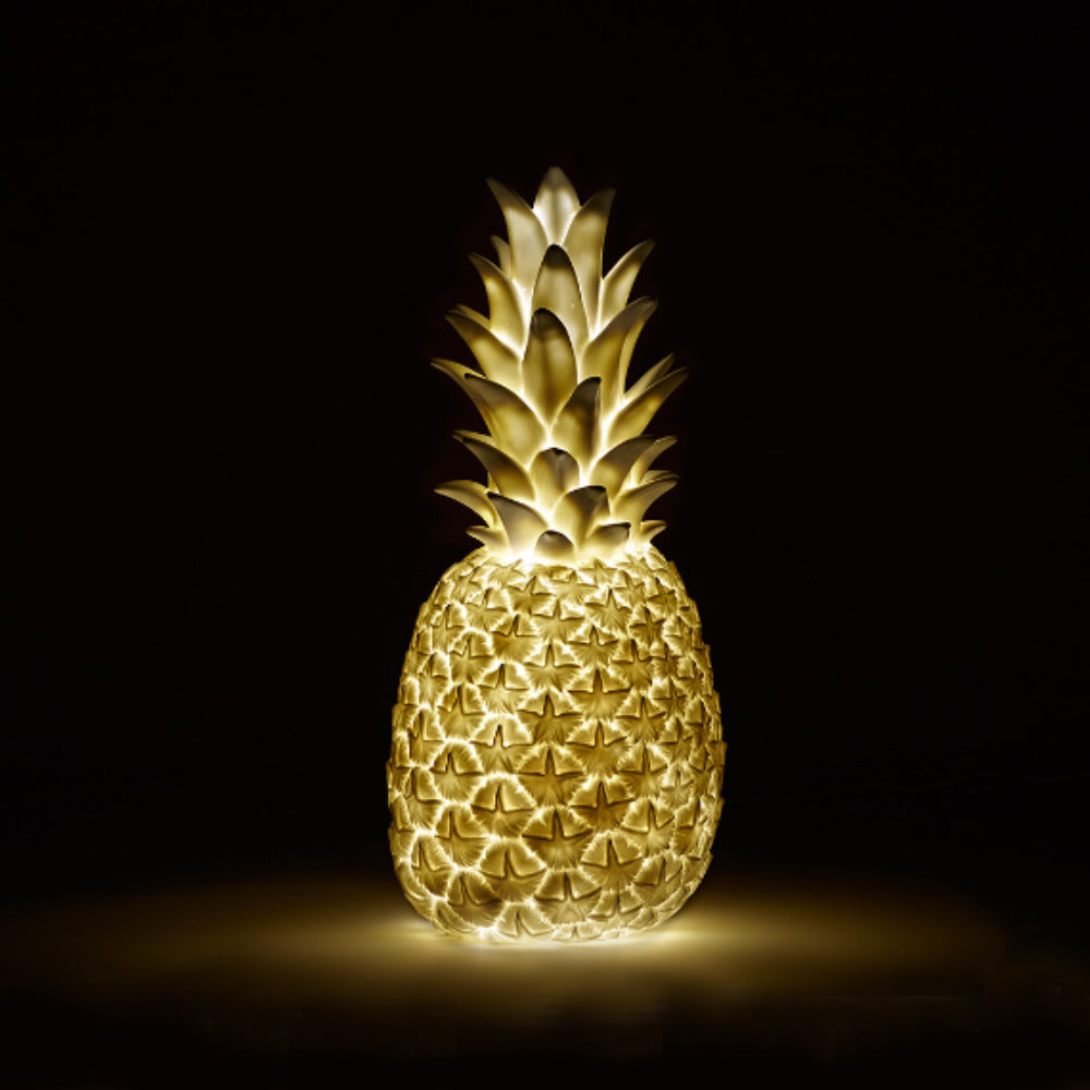 Piñacolada Lamp • Goodnight Light • Buitenverlichting • Designmarket.today • Haal tropische sferen in huis met deze coole Piñacolada lamp van het Spaanse merk Goodnight Light. Deze oplaadbare buitenlamp in de vorm van een ananas zorgt voor de perfecte sfeerverlichting tijdens een zomeravond in je tuin. Maar ook binnen is hij een ware eyecatcher. Uitgerust met een dimbare 7-kleurige LED-module.