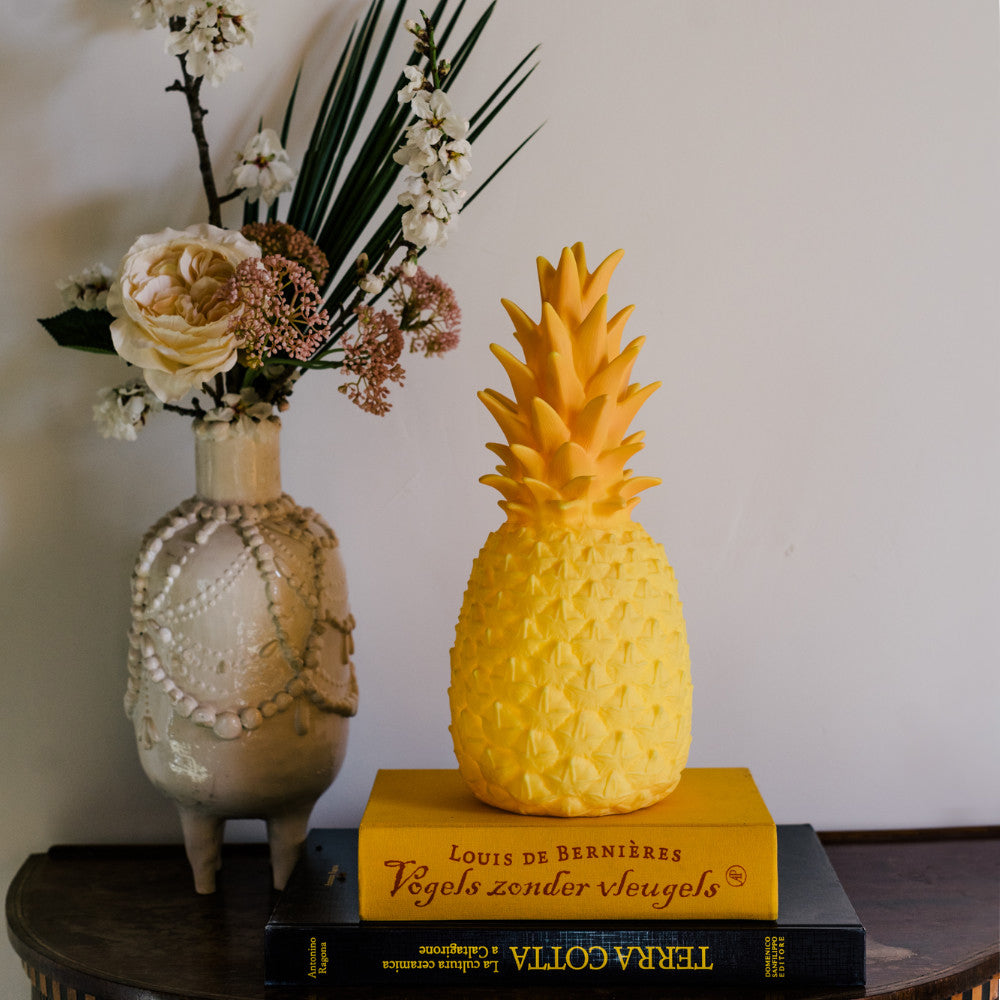 Piñacolada Lamp • Goodnight Light • Buitenverlichting • Designmarket.today • Haal tropische sferen in huis met deze coole Piñacolada lamp van het Spaanse merk Goodnight Light. Deze oplaadbare buitenlamp in de vorm van een ananas zorgt voor de perfecte sfeerverlichting tijdens een zomeravond in je tuin. Maar ook binnen is hij een ware eyecatcher. Uitgerust met een dimbare 7-kleurige LED-module.