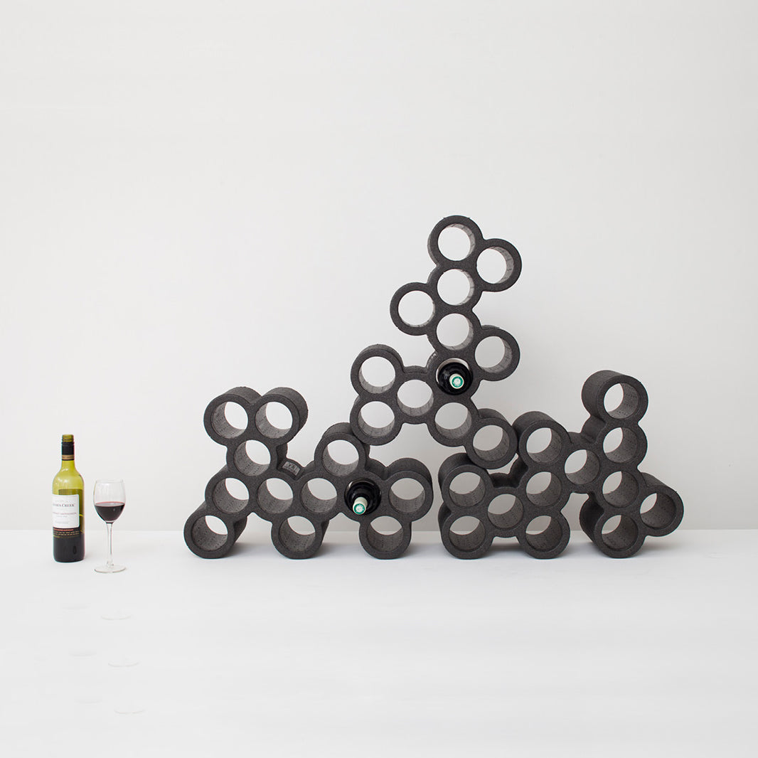 Wijnrek Grape│Robert Bronwasser│Goods│drie Grapes gestapeld naast wijnglas