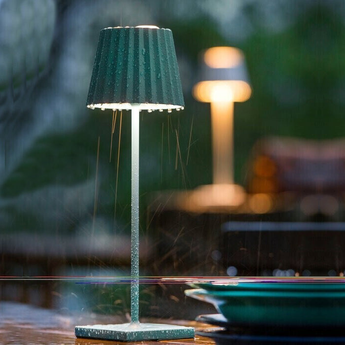 Sompex Troll 2.0 Olijfgroen│Oplaadbare Tafellamp│Buitenverlichting│art. 78174│op buitentafel in regen