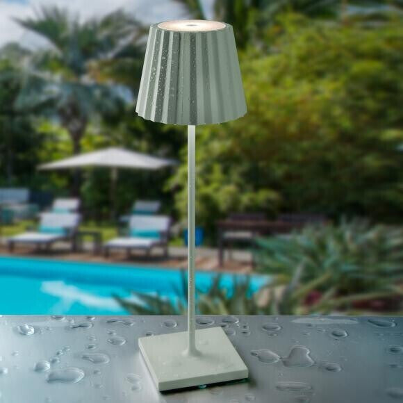 Sompex Troll 2.0 Olijfgroen│Oplaadbare Tafellamp│Buitenverlichting│art. 78174│op buitentafel met waterdruppels