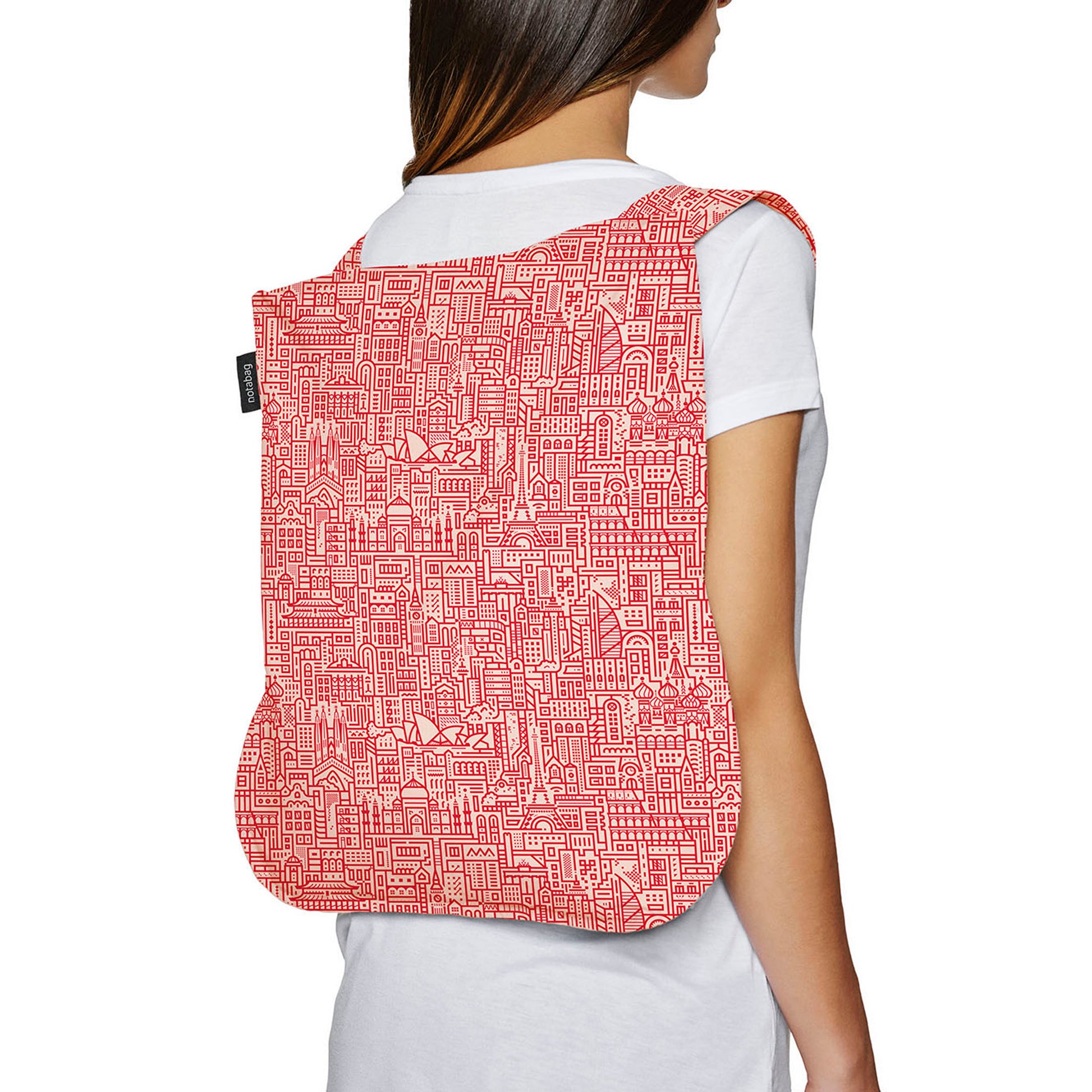 Notabag Hello World Rose Red│art. NB-CWHW-RE5│vrouw draagt rugzak met witte achtergrond