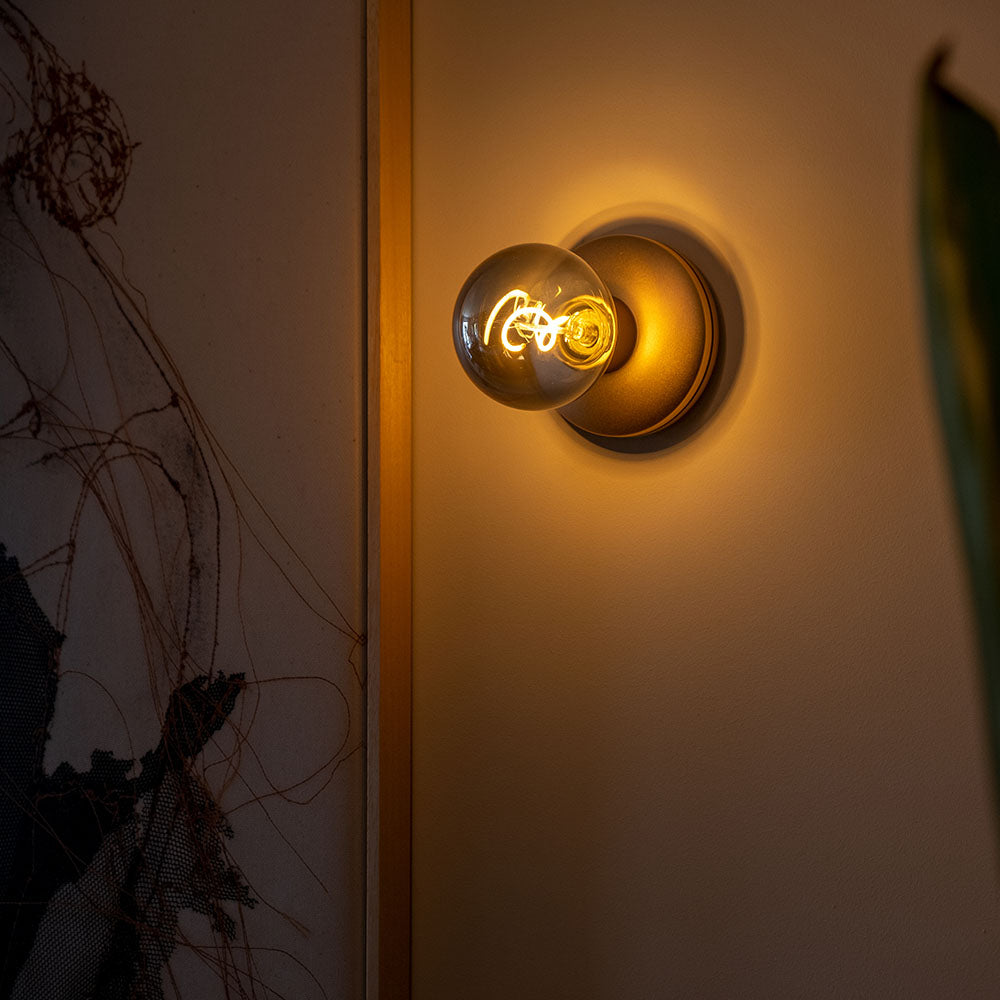 Humble Bee Oplaadbare Wandlamp Gold Smoked│Smart Verlichting│art. HUMWL00103│tegen wand met licht aan