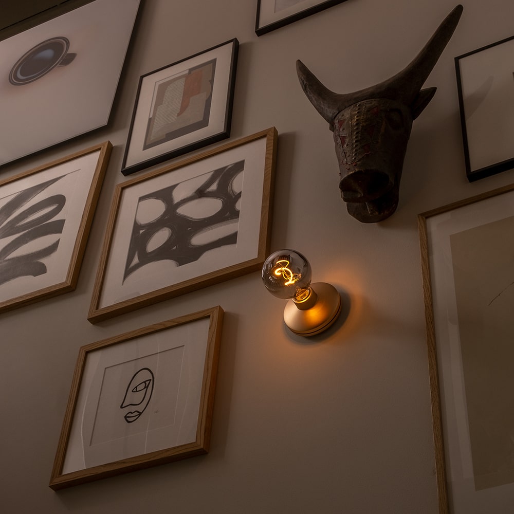 Humble Bee Oplaadbare Wandlamp Gold Smoked│Smart Verlichting│art. HUMWL00103│tegen wand tussen schilderijen
