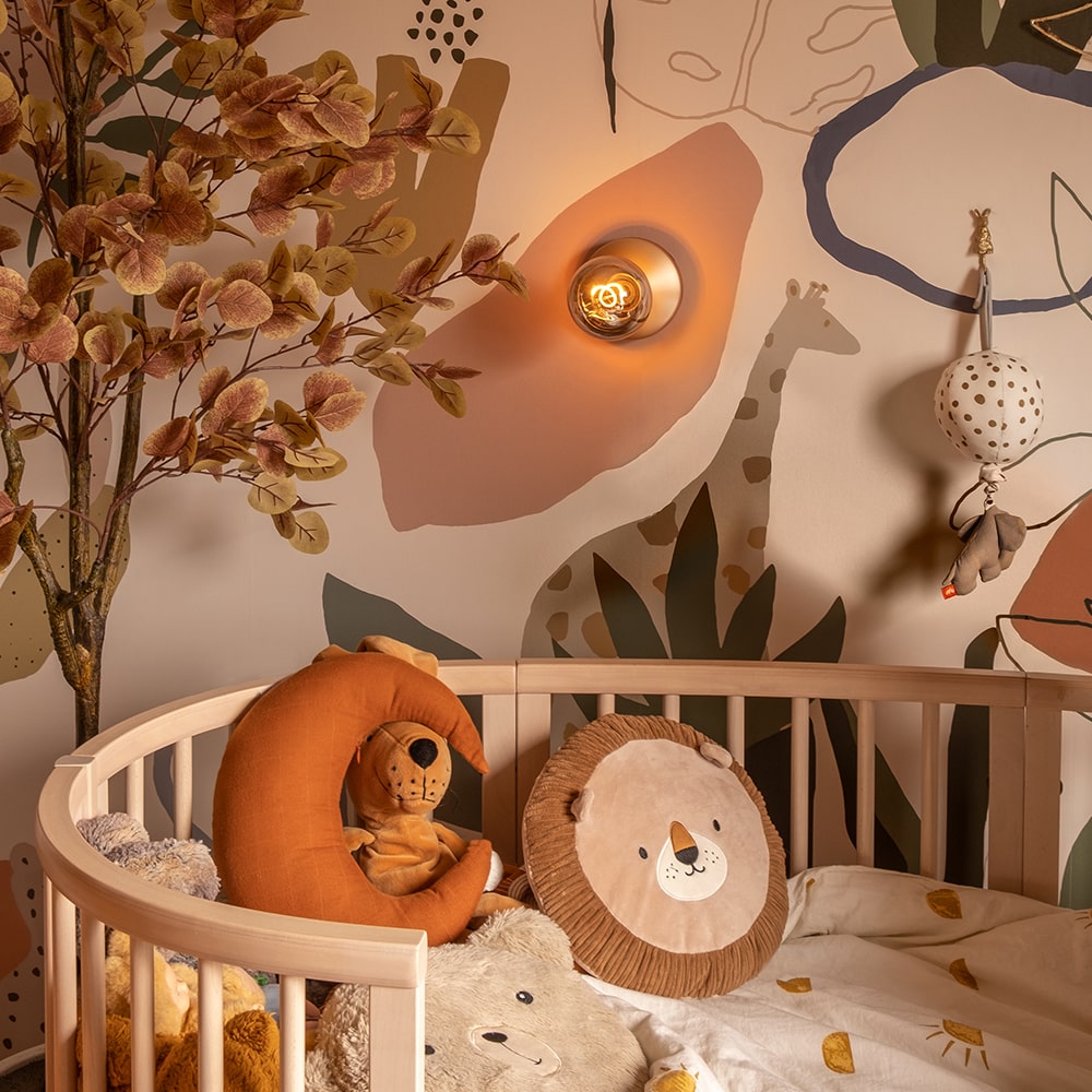 Humble Bee Oplaadbare Wandlamp Gold Smoked│Smart Verlichting│art. HUMWL00103│in kinderkamer boven bed