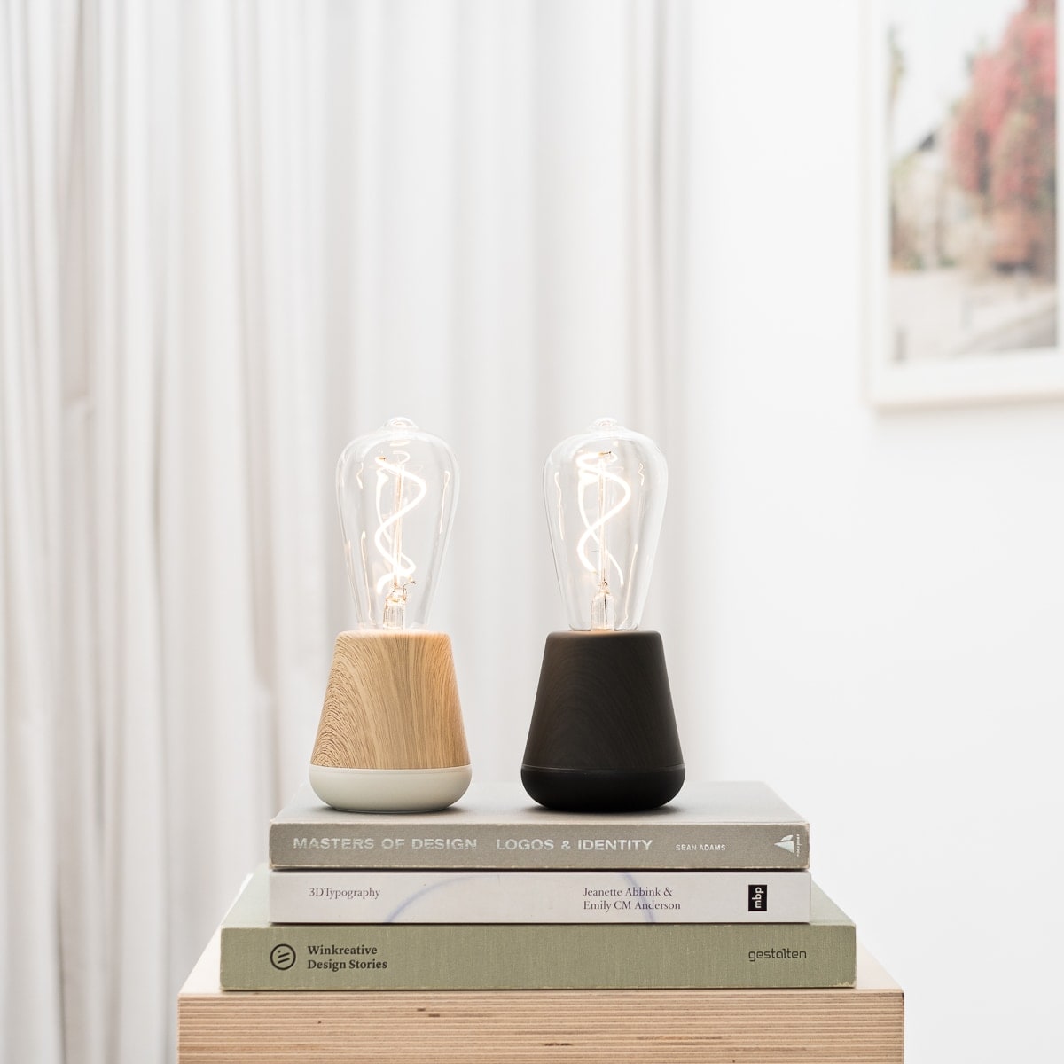 Humble One Oplaadbare Tafellamp Black Wood│Draadloos│Humble Lights│art. HUMTL00109│met Eiken versie op stapel boeken