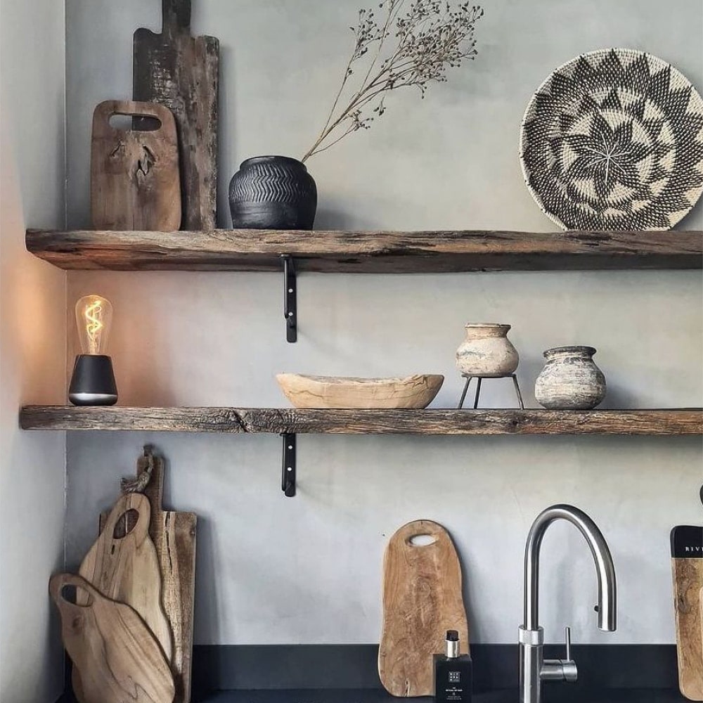 Humble One Smart Oplaadbare Tafellamp Donkergrijs│art. HUMTLS0101│Slimme Verlichting│in keuken op houten plank